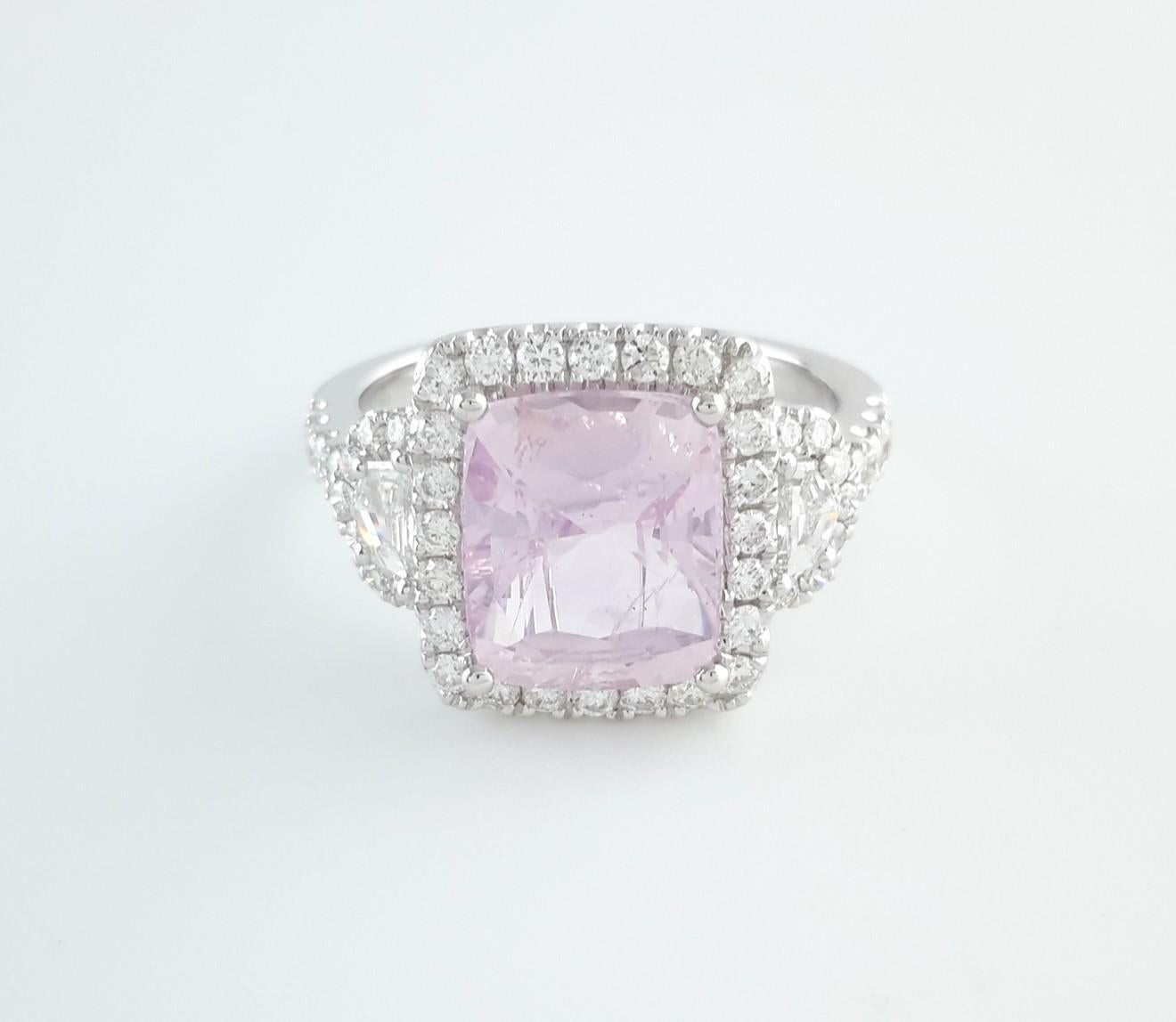 Questo incantevole anello presenta un morbido e romantico zaffiro rosa chiaro da 4,00 carati con taglio a cuscino, magistralmente disegnato da GTA Online e incastonato in un elegante oro bianco 14K. La sottile tonalità pastello dello zaffiro emana