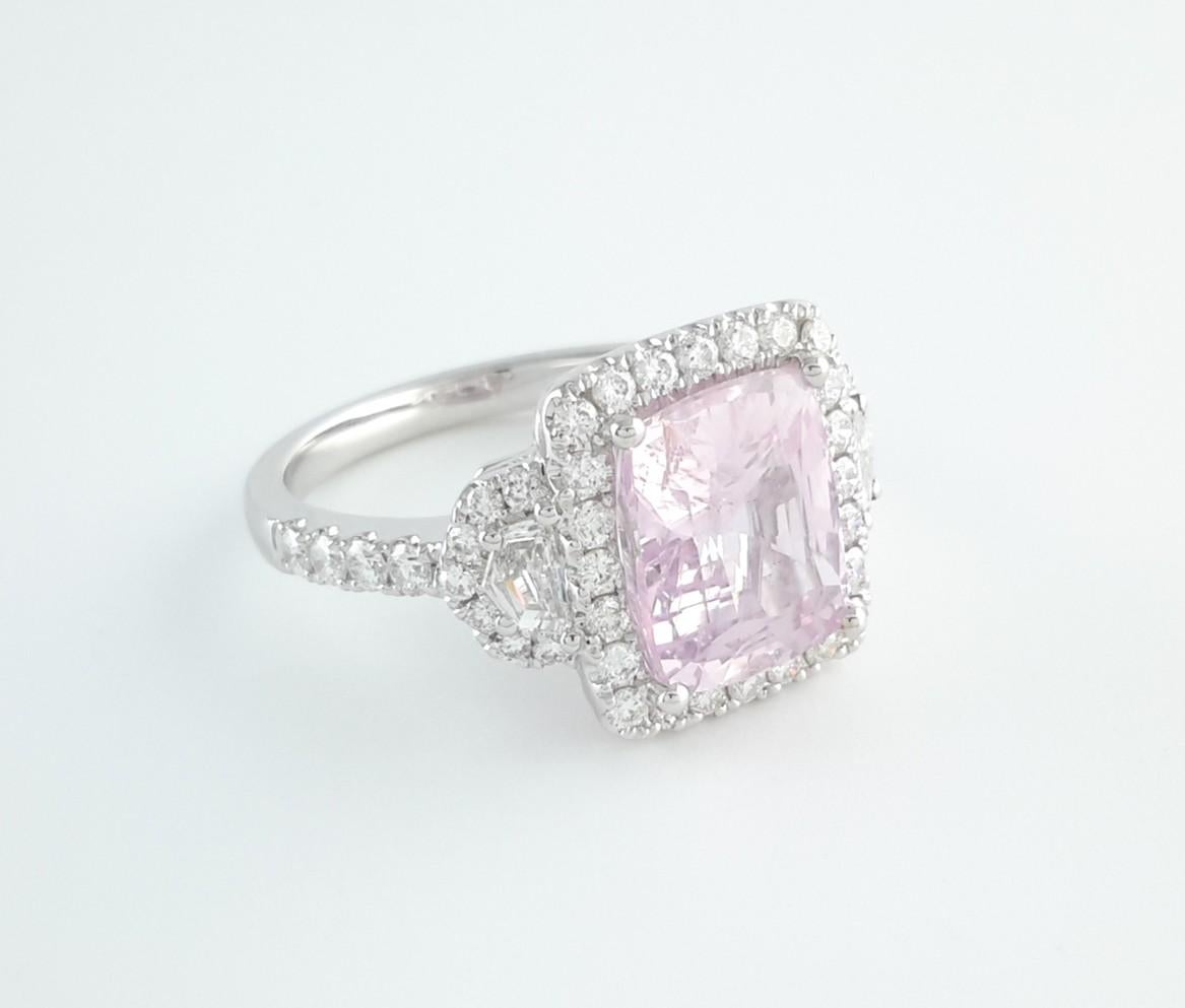 Taglio cuscino Anello con diamante aureolato con zaffiro rosa chiaro da 4,0 carati in vendita