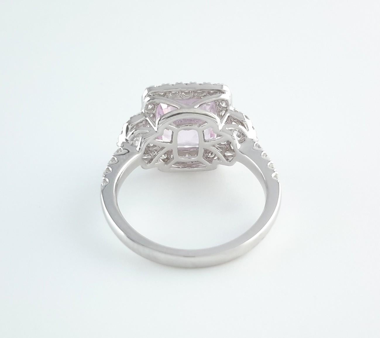 Anello con diamante aureolato con zaffiro rosa chiaro da 4,0 carati In condizioni Nuovo in vendita a Los Angeles, CA