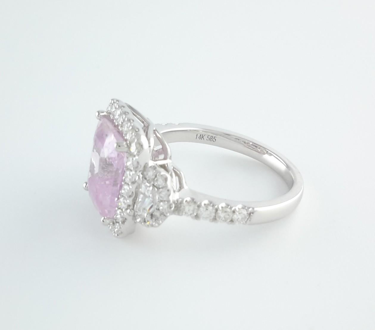 Donna Anello con diamante aureolato con zaffiro rosa chiaro da 4,0 carati in vendita