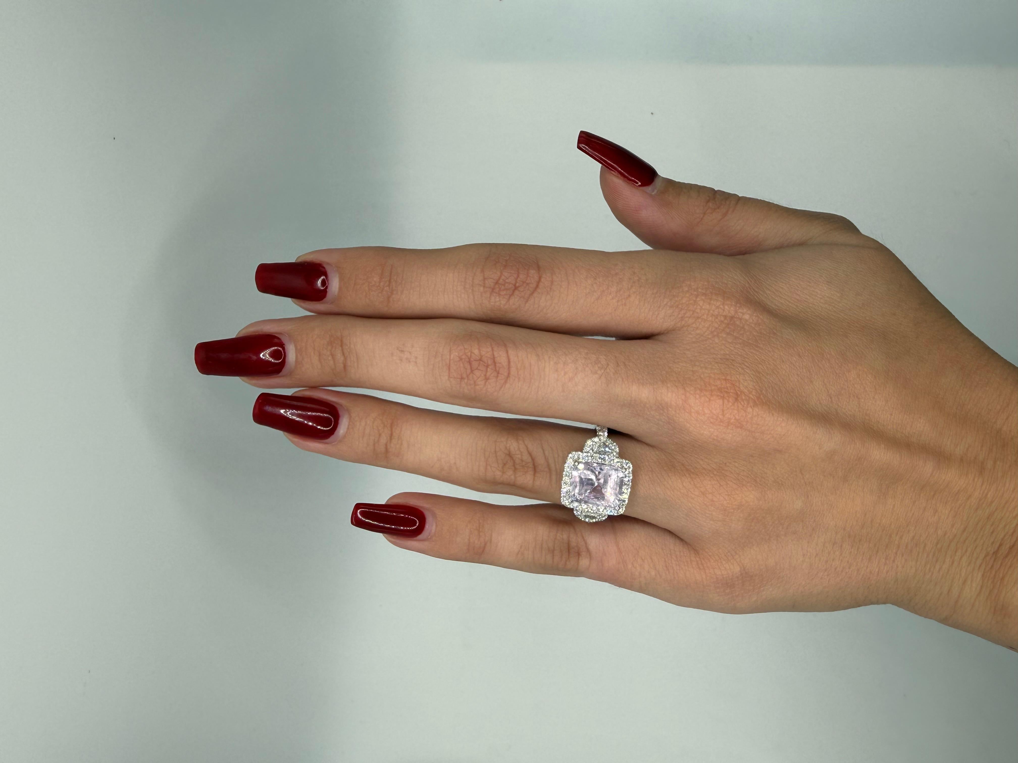 Anello con diamante aureolato con zaffiro rosa chiaro da 4,0 carati in vendita 1