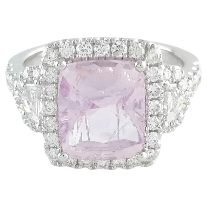 Anello con diamante aureolato con zaffiro rosa chiaro da 4,0 carati in vendita