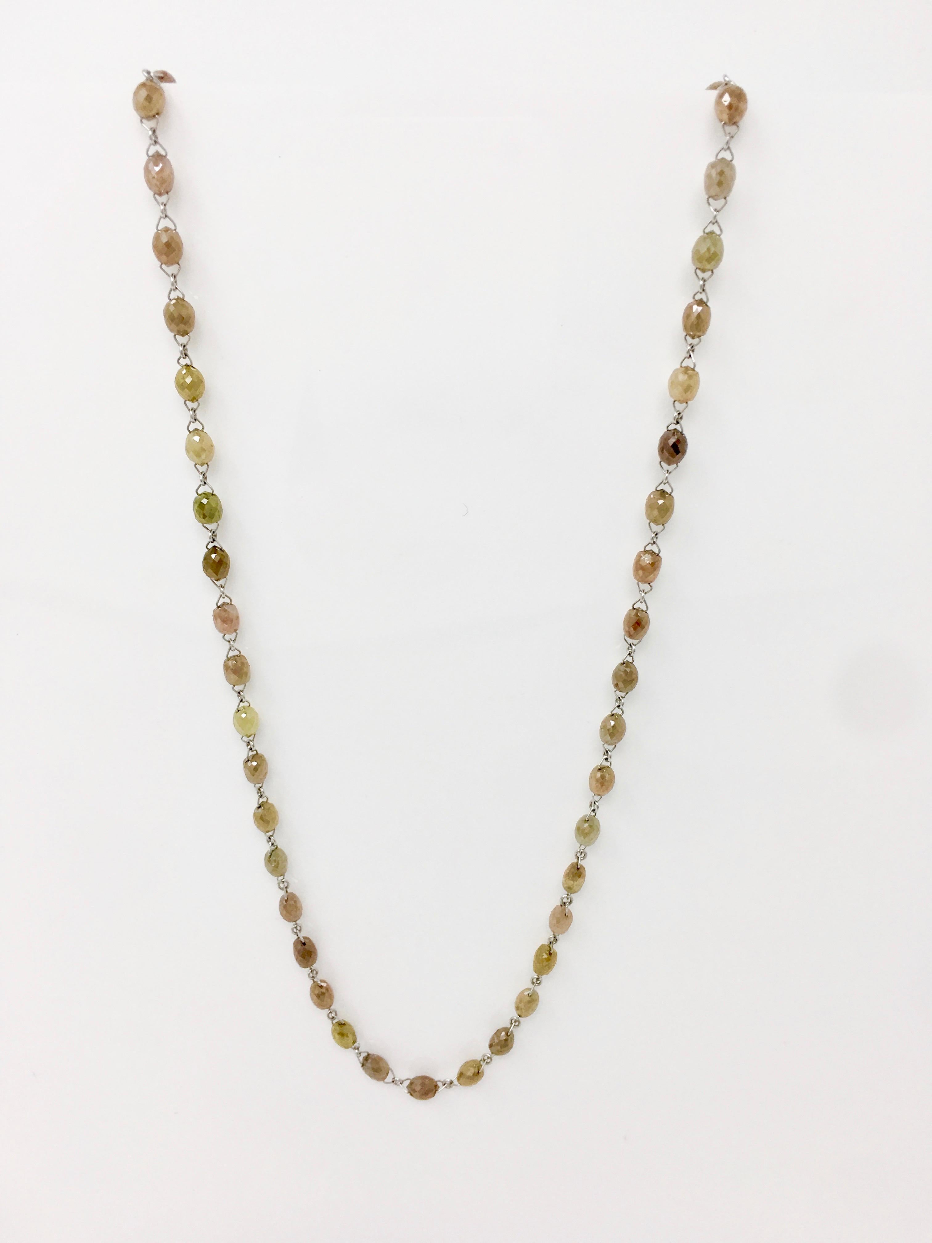 Einfach elegante Halskette mit funkelnden, facettierten, mehrfarbigen  Diamantperlen (mit grünen, rosa und braunen Farbtönen) mit einem Gewicht von 40 Karat. Handgefertigt in den USA von einem Meisterjuwelier aus 18 Karat Gold. Elegant und anmutig