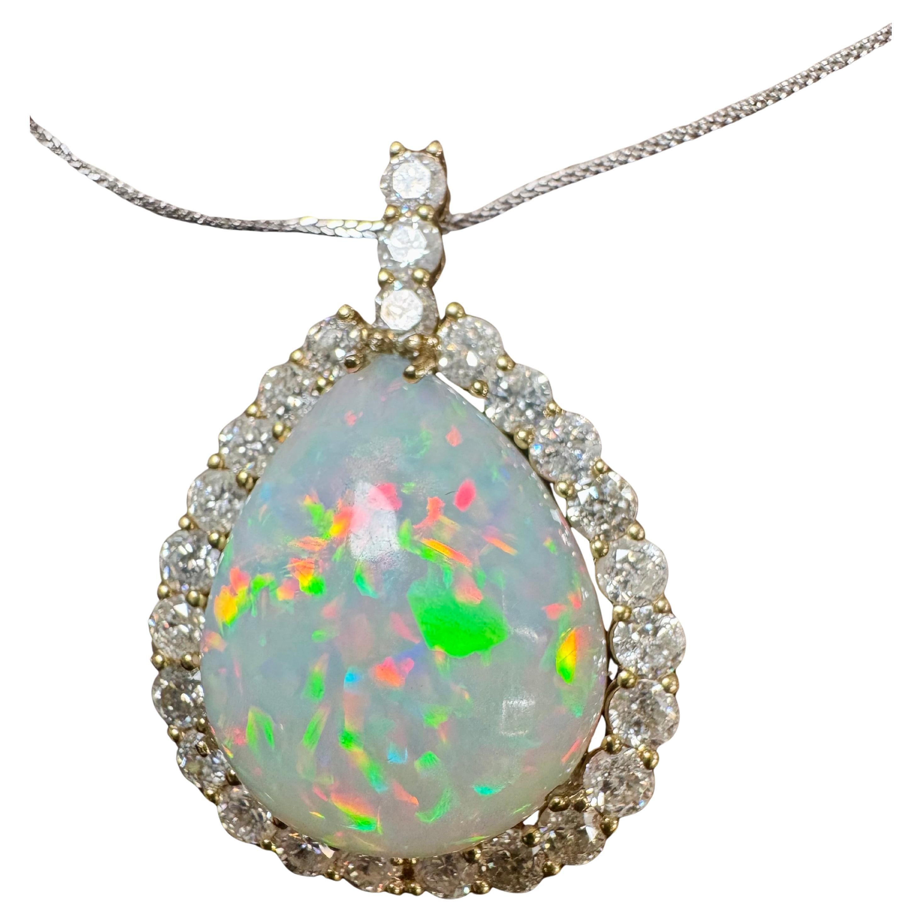 Environ 40 carats d'opale éthiopienne en forme de poire et  Pendentif / Collier diamant 8 carats 14 Karat Gold Estate White Gold 
Ce collier pendentif spectaculaire est composé d'une opale éthiopienne en forme de poire d'environ 40 carats. L'opale