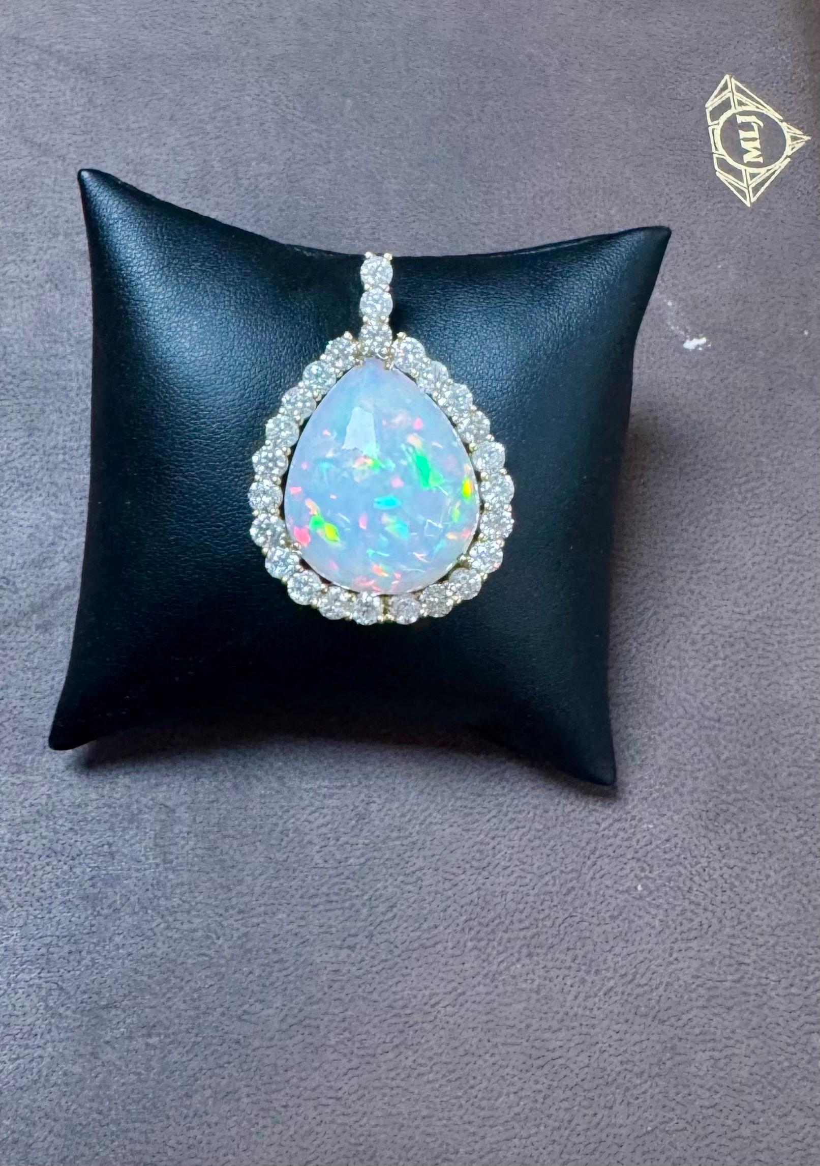 Pendentif/collier en or jaune 14 carats, opale éthiopienne poire de 40 carats et diamants de 8 carats Pour femmes en vente