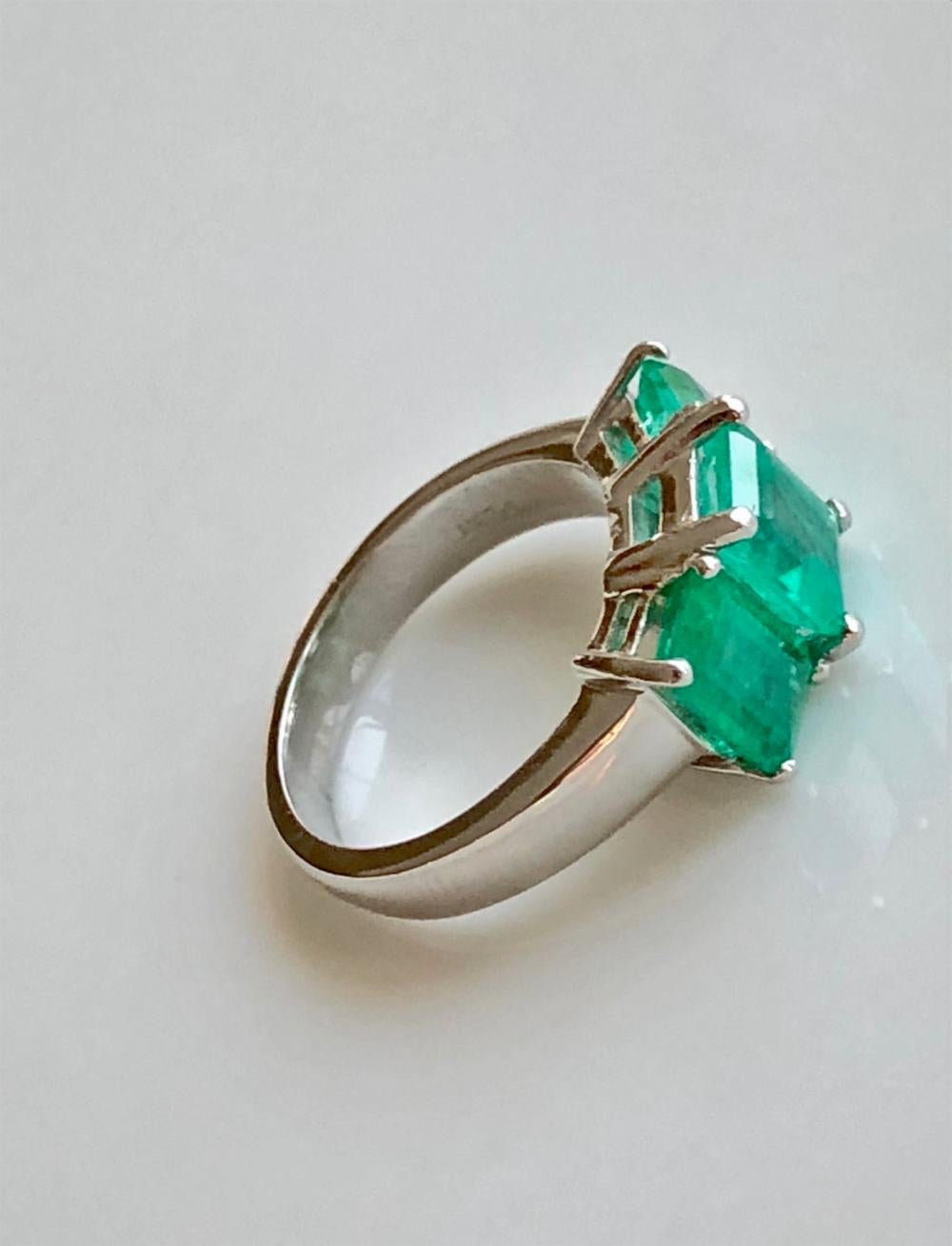 Women's or Men's Contemporary Stylish Colombian Three-Stone Emerald Platinum Ring For Sale