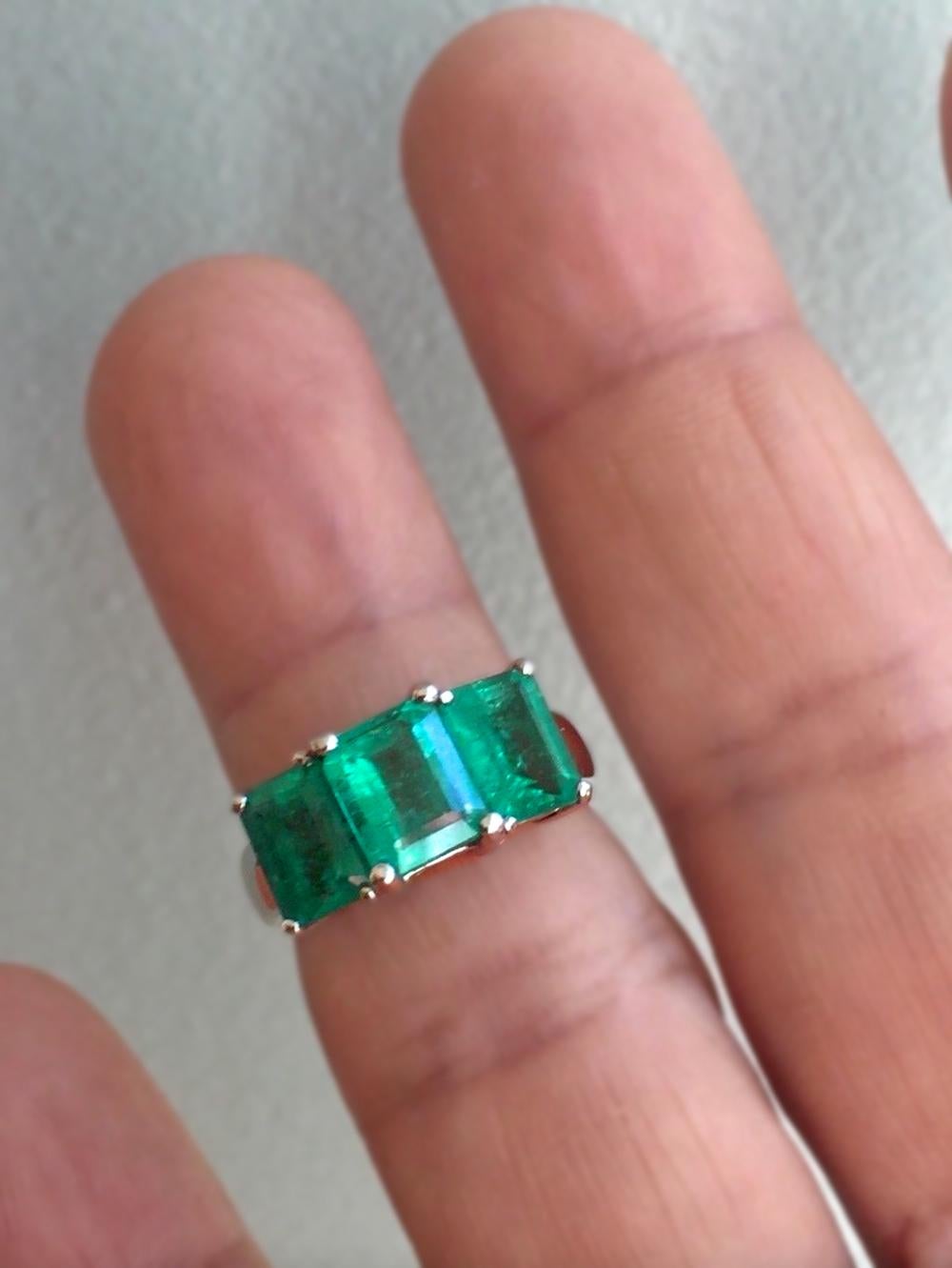 Contemporary Stylish Colombian Three-Stone Emerald Platinum Ring For Sale 1