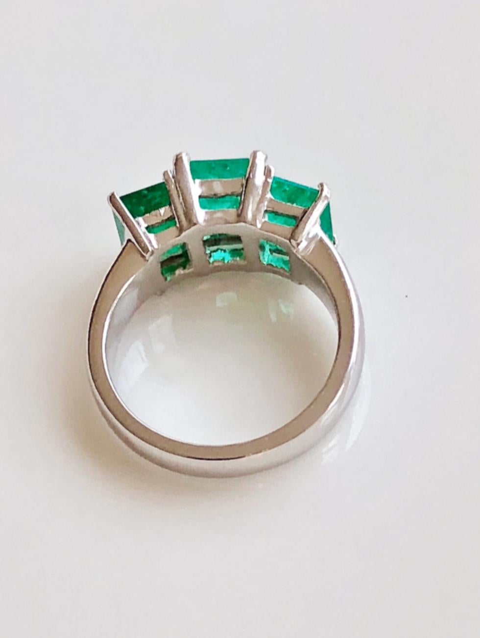 Contemporary Stylish Colombian Three-Stone Emerald Platinum Ring For Sale 2
