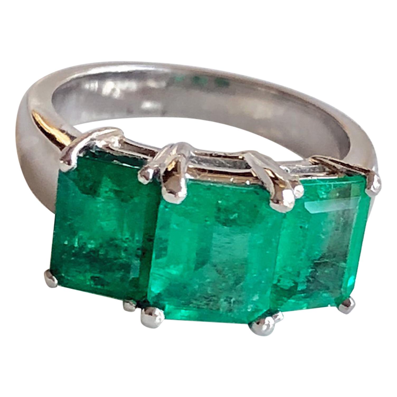 Contemporary Stylish Colombian Three-Stone Emerald Platinum Ring