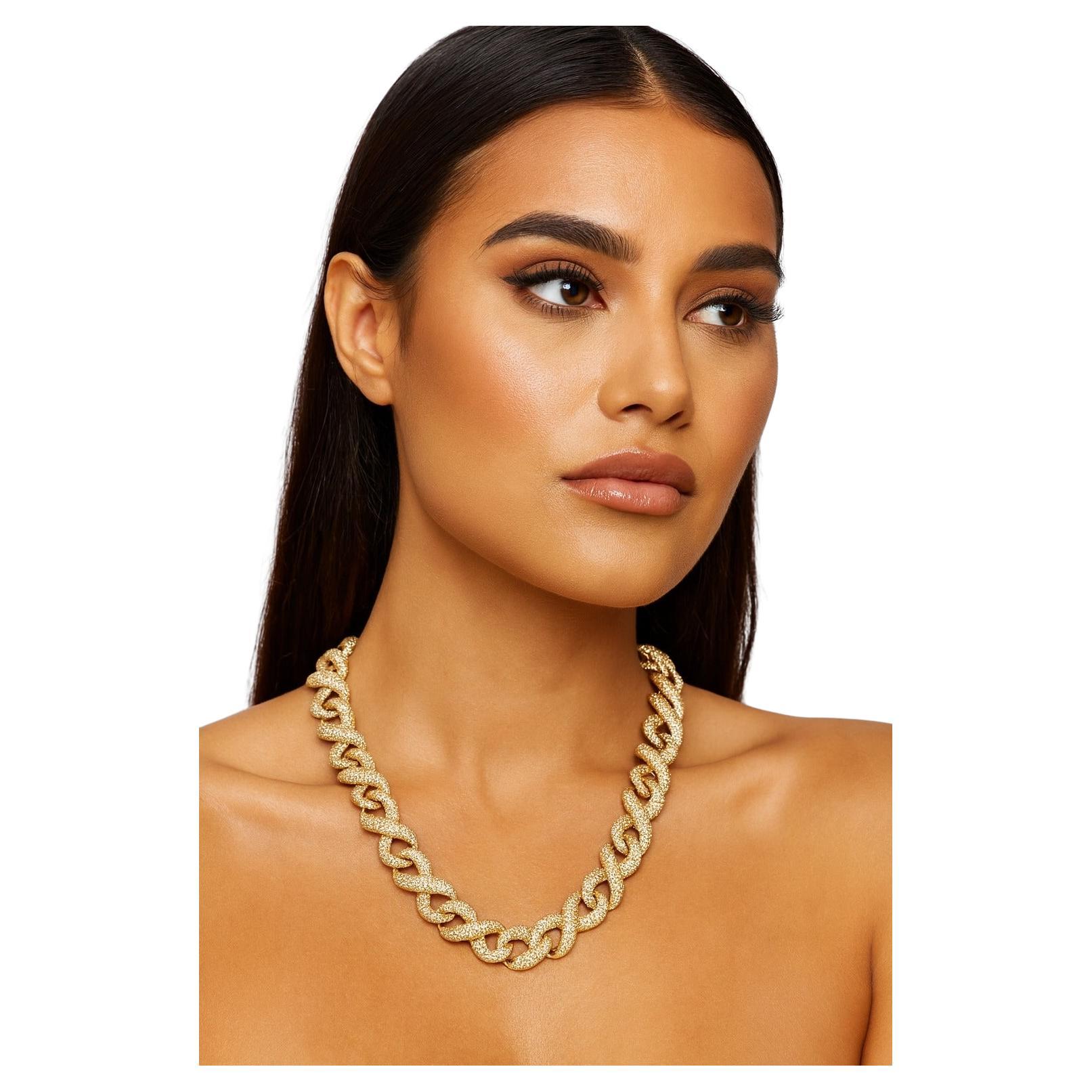 Questa catena a maglie cubane Infinity in oro giallo 14K è un vero simbolo di eleganza e resistenza. Con una lunghezza di 22 pollici, mostra un'eccezionale maestria con il suo design audace e raffinato.

Con 40 carati di diamanti naturali autentici,