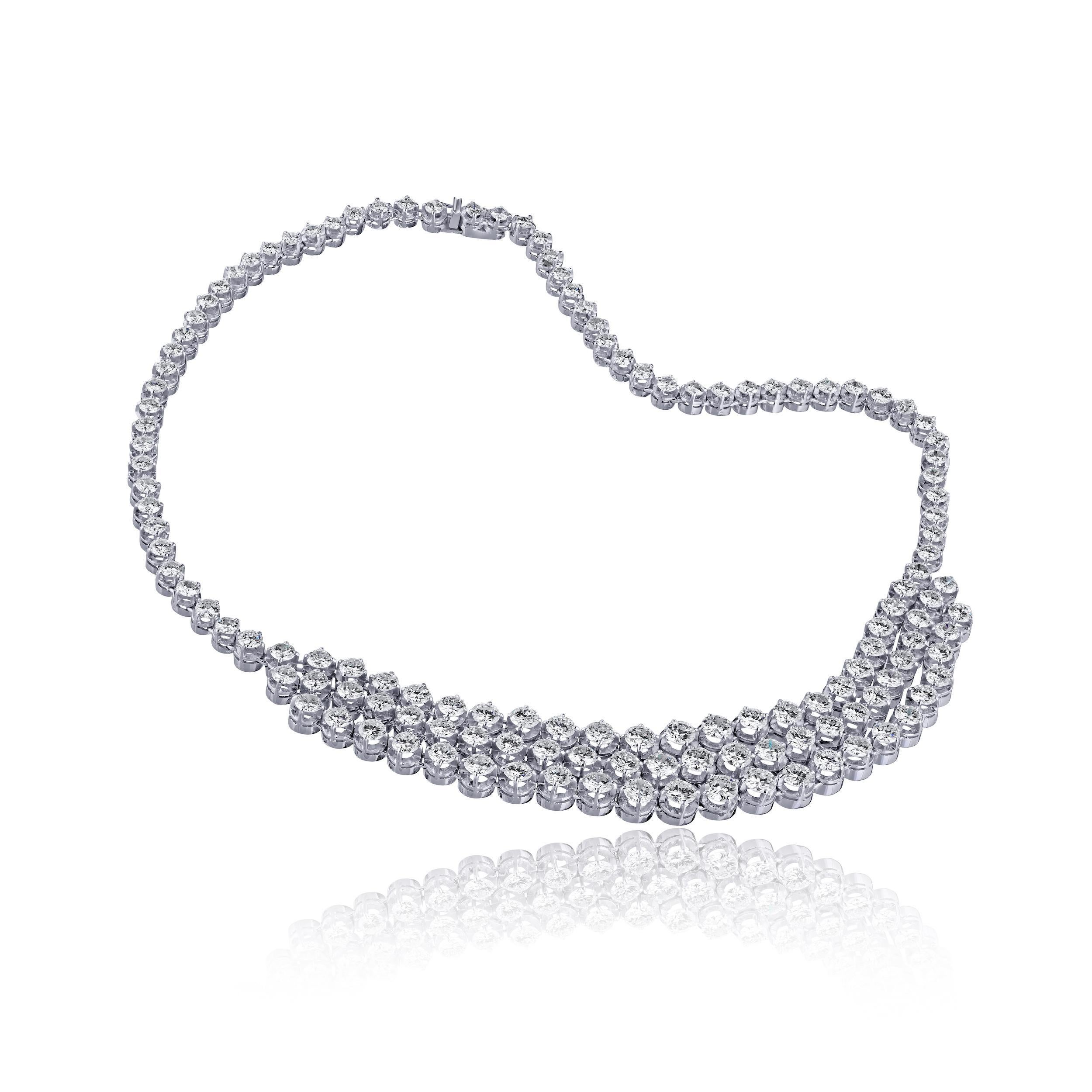 Taille ronde Collier lustre à 3 rangées de diamants ronds brillants de 40 carats en platine en vente