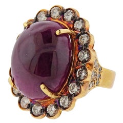 Anillo de oro con diamantes y cabujón de rubí de 40 quilates