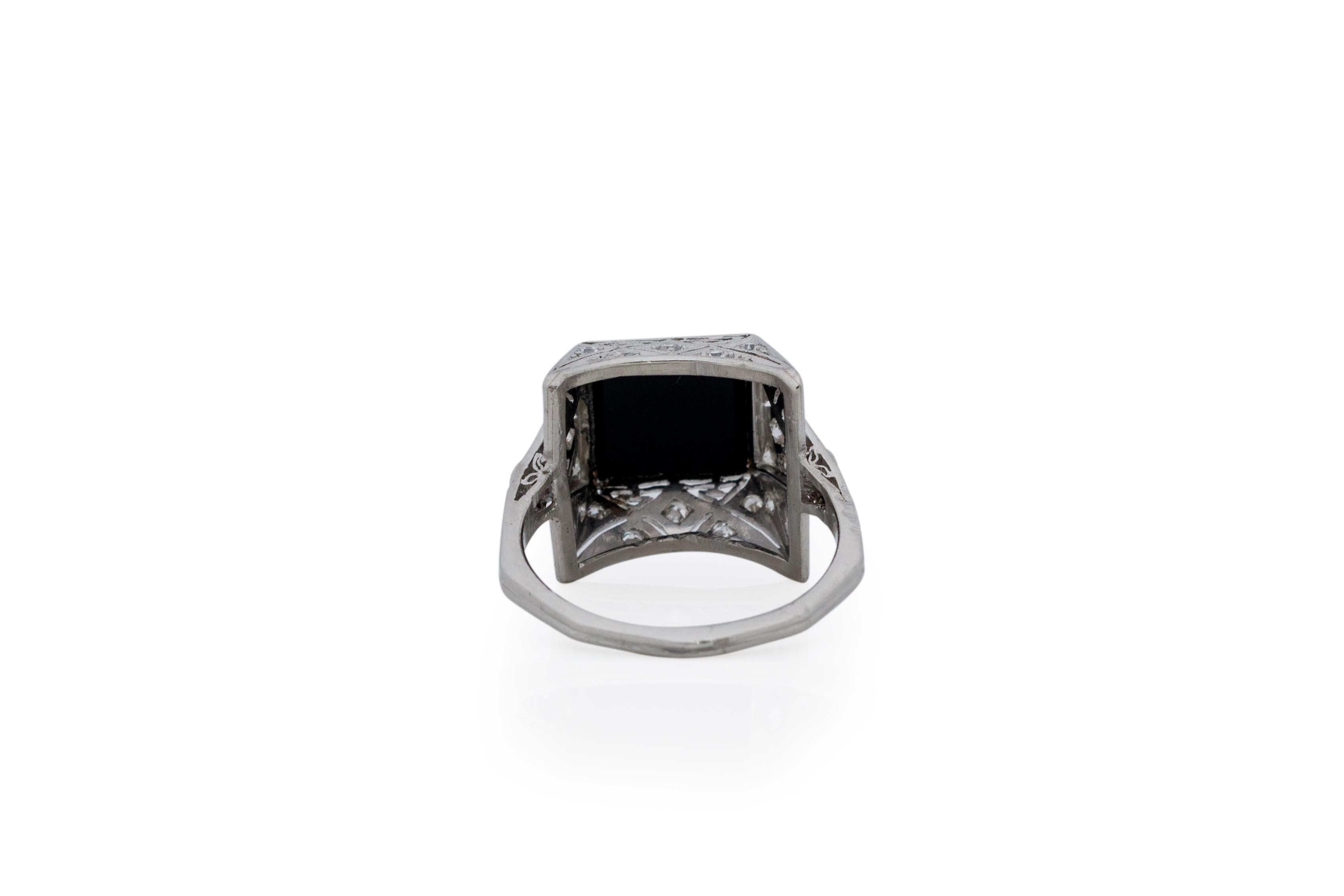Taille vieille Europe .40 Carat Total Weight Art Deco Diamond Platinum Onyx Engagement Ring en vente
