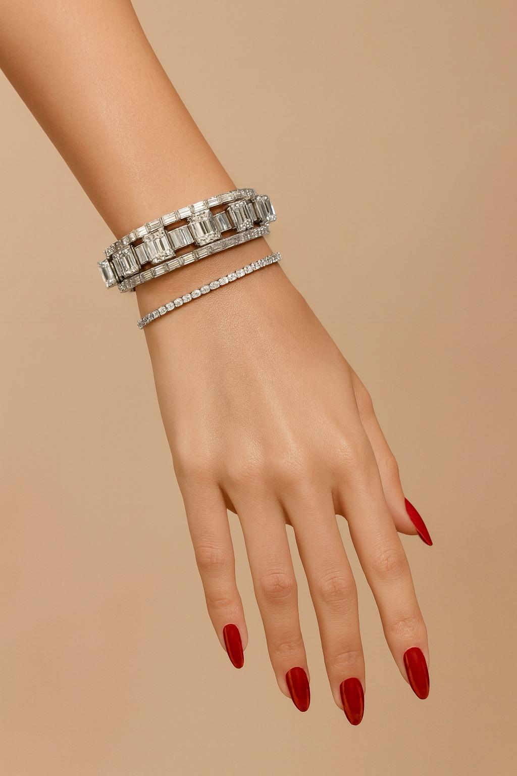 THE DIAMOND BRACELET

An important vintage diamond bracelet crafted in 18K gold, dating from circa 1970.
The piece is designed as an elegant line alternating emerald-cut diamonds and baguette-cut diamonds, creating a sophisticated rhythm of shapes