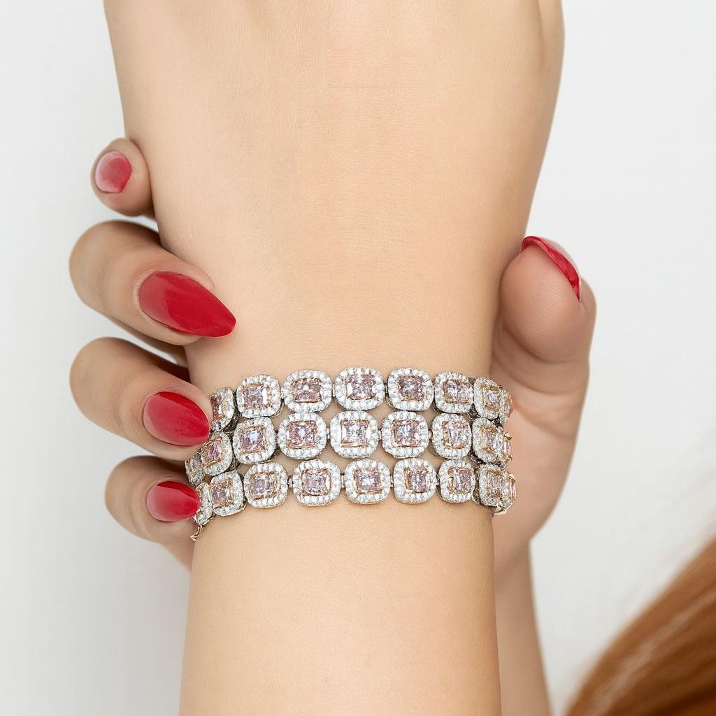 Un bracelet en diamant de taille princesse à couper le souffle, mettant en valeur un total impressionnant de 20 carats de diamants naturels. Le design est centré sur l'allure vive de 15 carats de diamants Fancy Pink, parfaitement complétés par 5