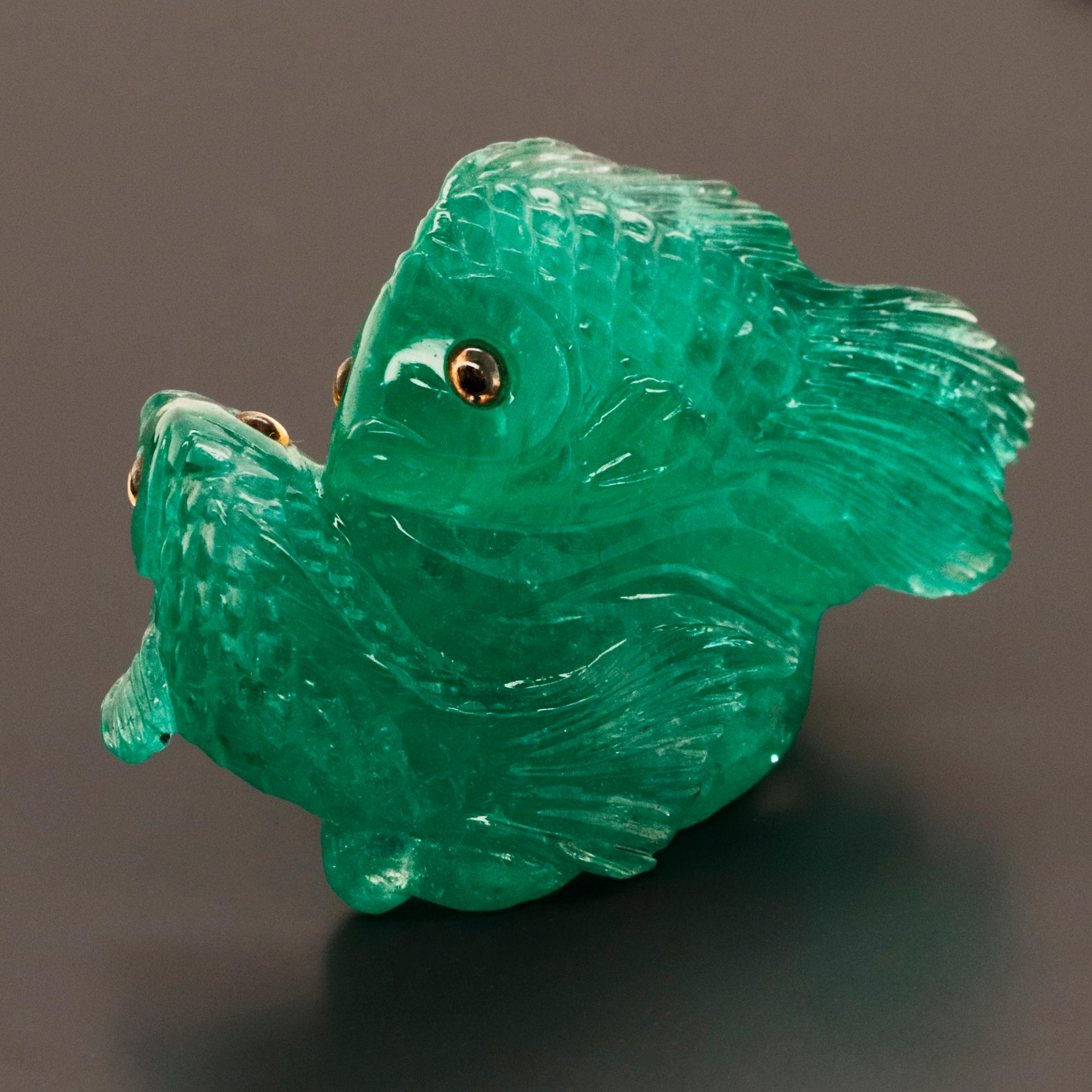 40 Ct Natural Emerald Fish Carving In New Condition For Sale In Bangkok, TH