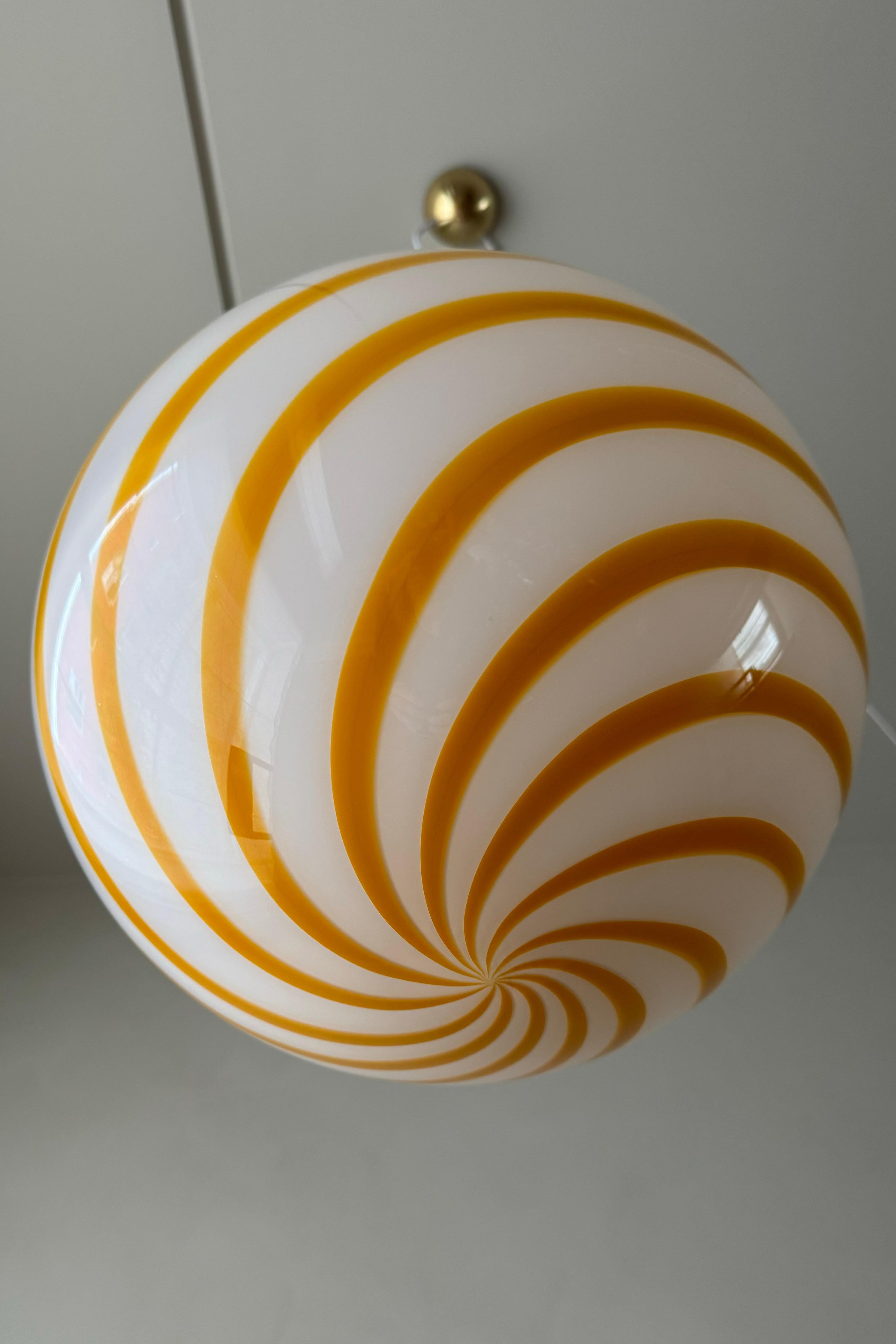 Ø40 Large Murano Candy pendant yellow / white swirl glass, mouth blown in Italy  For Sale 2