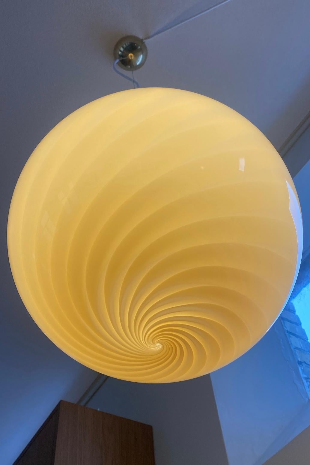 Ø40 Large Murano oval pendant soft yellow swirl glass, mouth blown in Italy  In New Condition For Sale In Copenhagen, DK