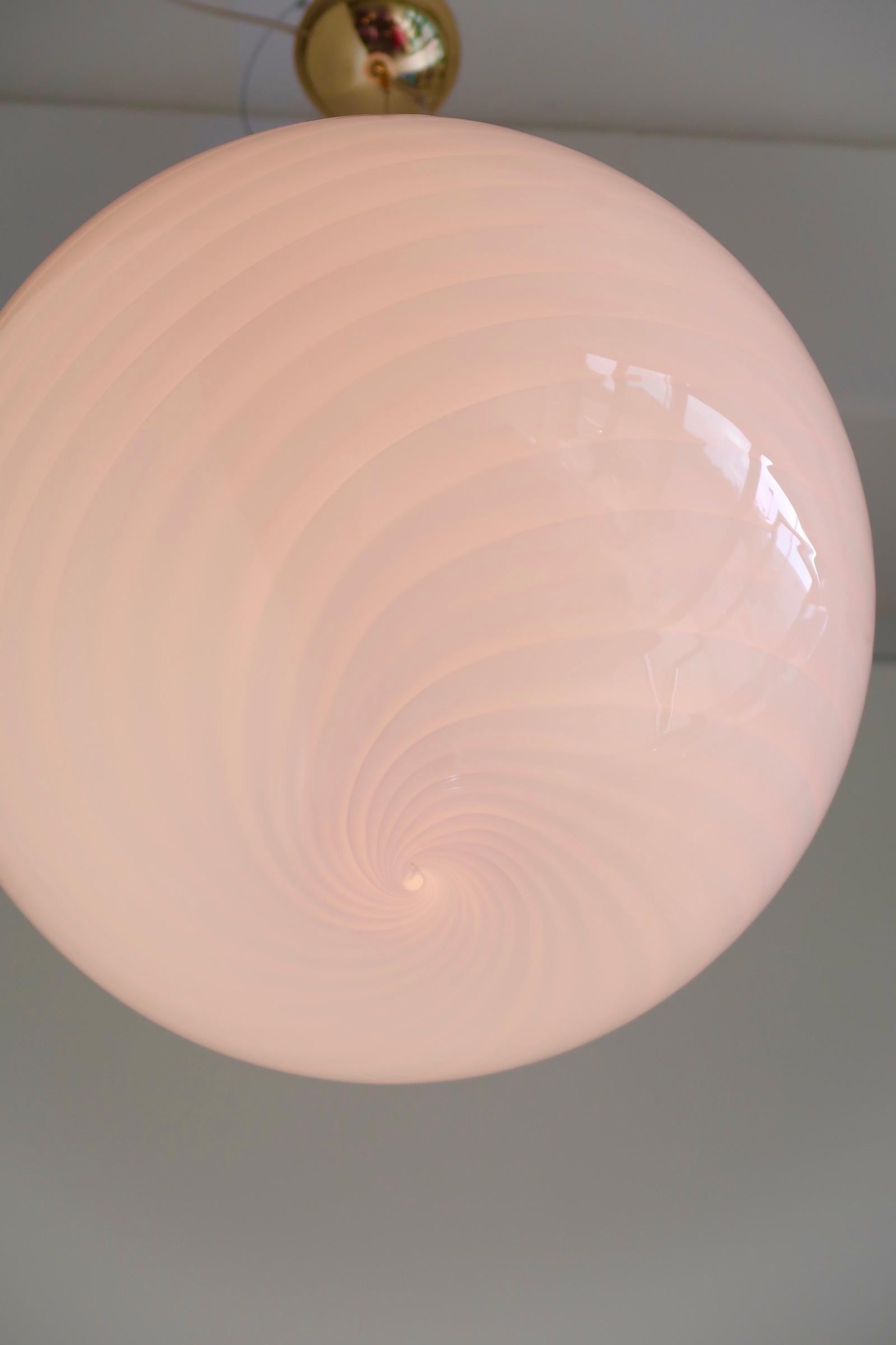 Ø40 Large Murano pendant soft rose pink swirl glass, mouth blown in Italy  In New Condition For Sale In Copenhagen, DK