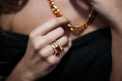 Bracciale in oro rosa a 2 file con 40 zirconi marroni di varie forme.