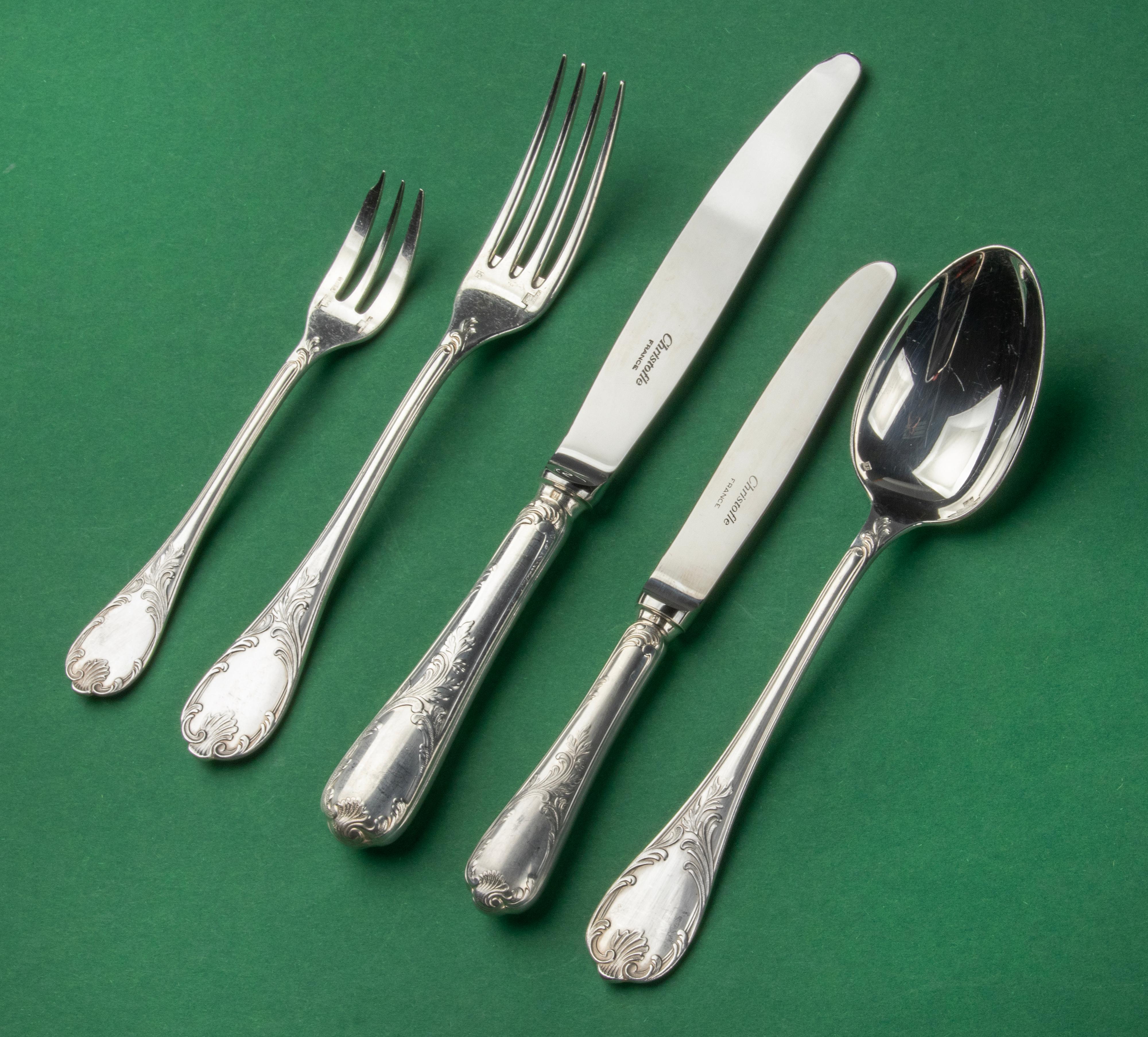 Beautiful set of silver plated flatware made by the French brand Christofle. The name is the model is Marly. An elegant and timeless design that is still in production these days. This set is for 8 people: 
8 table knives 25 cm
8 table spoons 21 cm