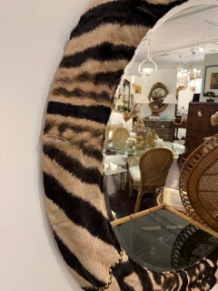 Runder 40-Zoll-Spiegel mit Zebrafellbezug