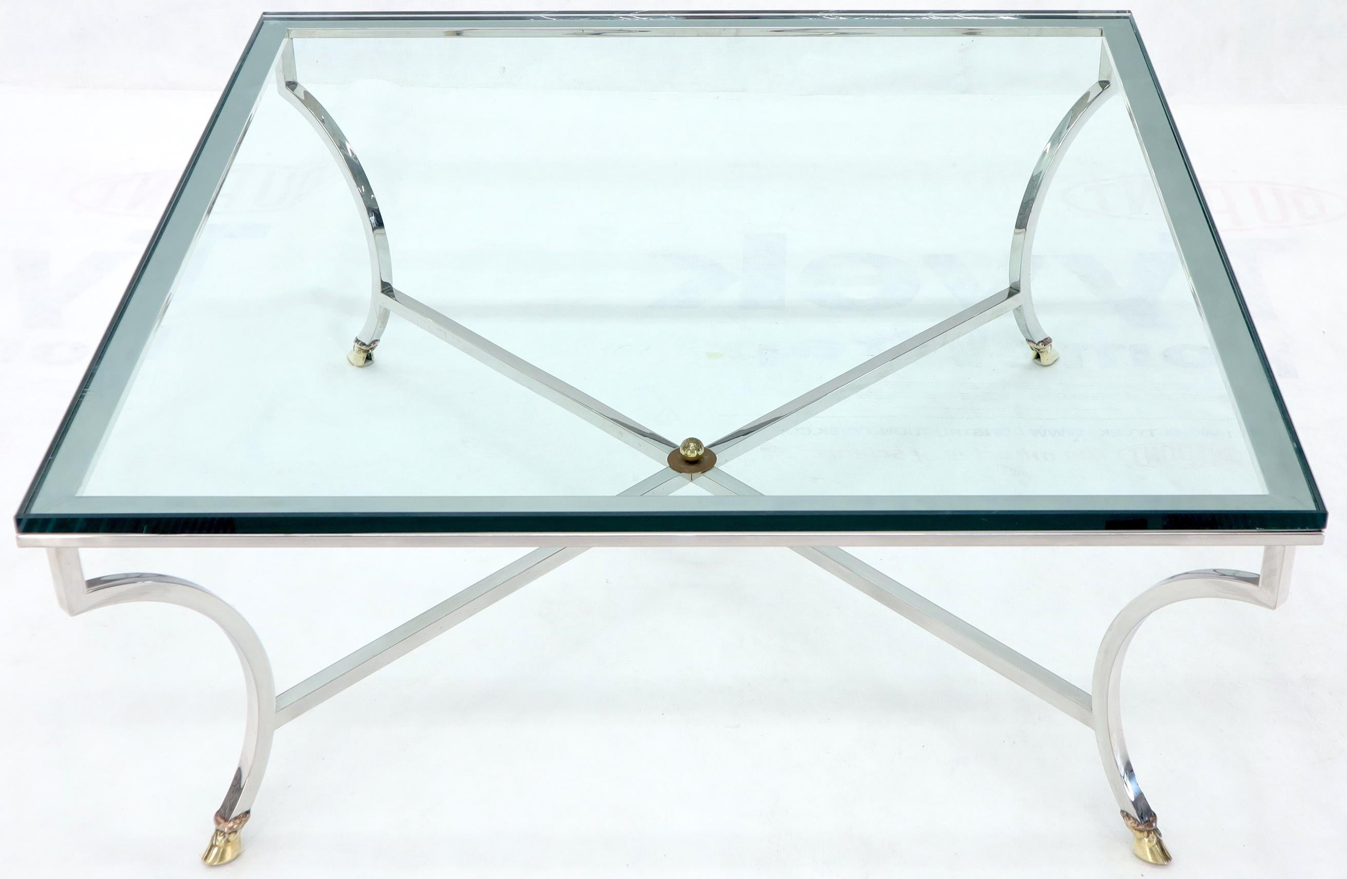 Quadratischer Couchtisch aus Chrom und Messing mit Huffüßen und dicker Glasplatte (Moderne der Mitte des Jahrhunderts) im Angebot