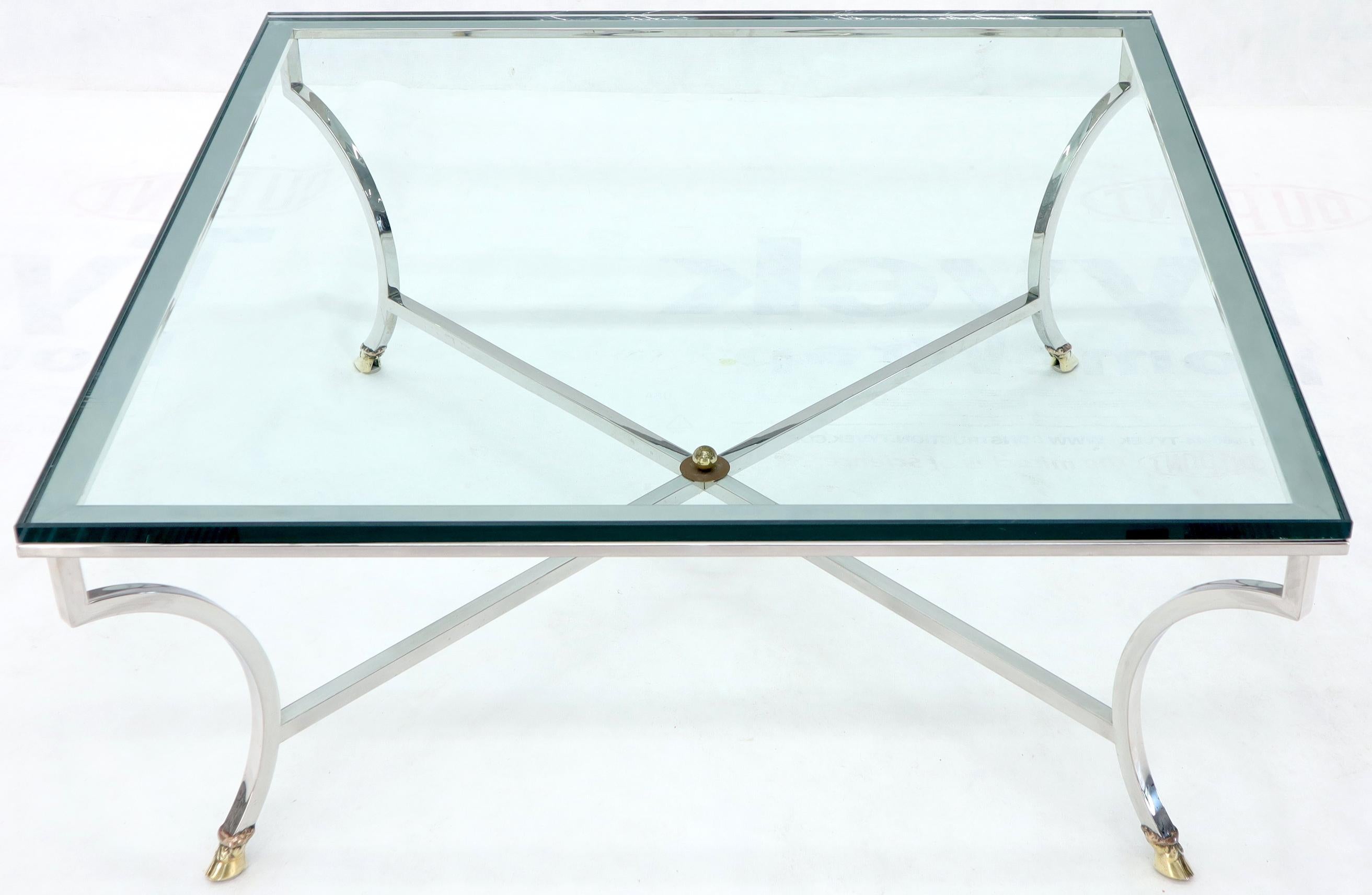 Mid-Century Modern Table basse carrée à pieds en sabots en chrome et laiton Plateau en verre épais en vente