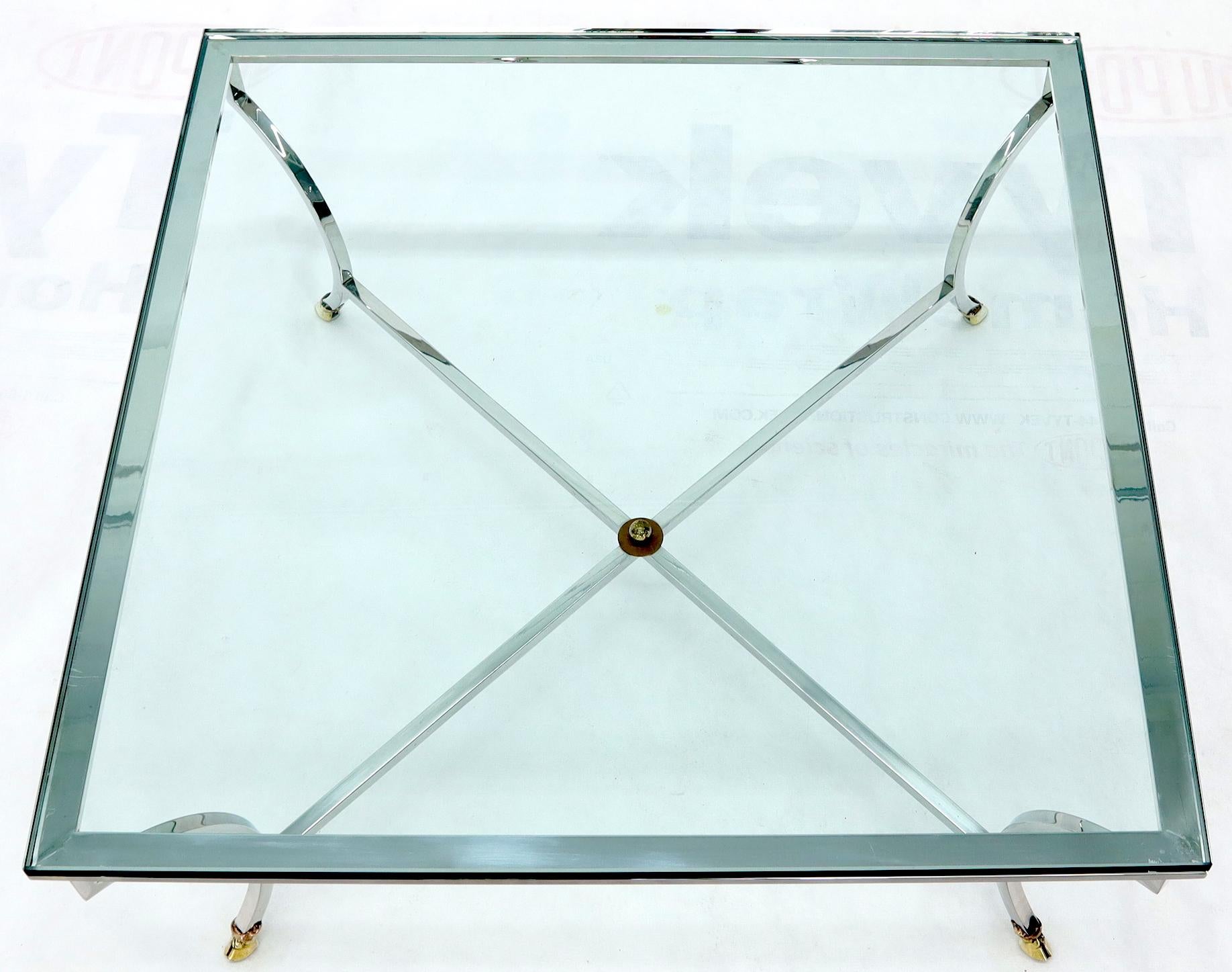 Quadratischer Couchtisch aus Chrom und Messing mit Huffüßen und dicker Glasplatte (Italienisch) im Angebot