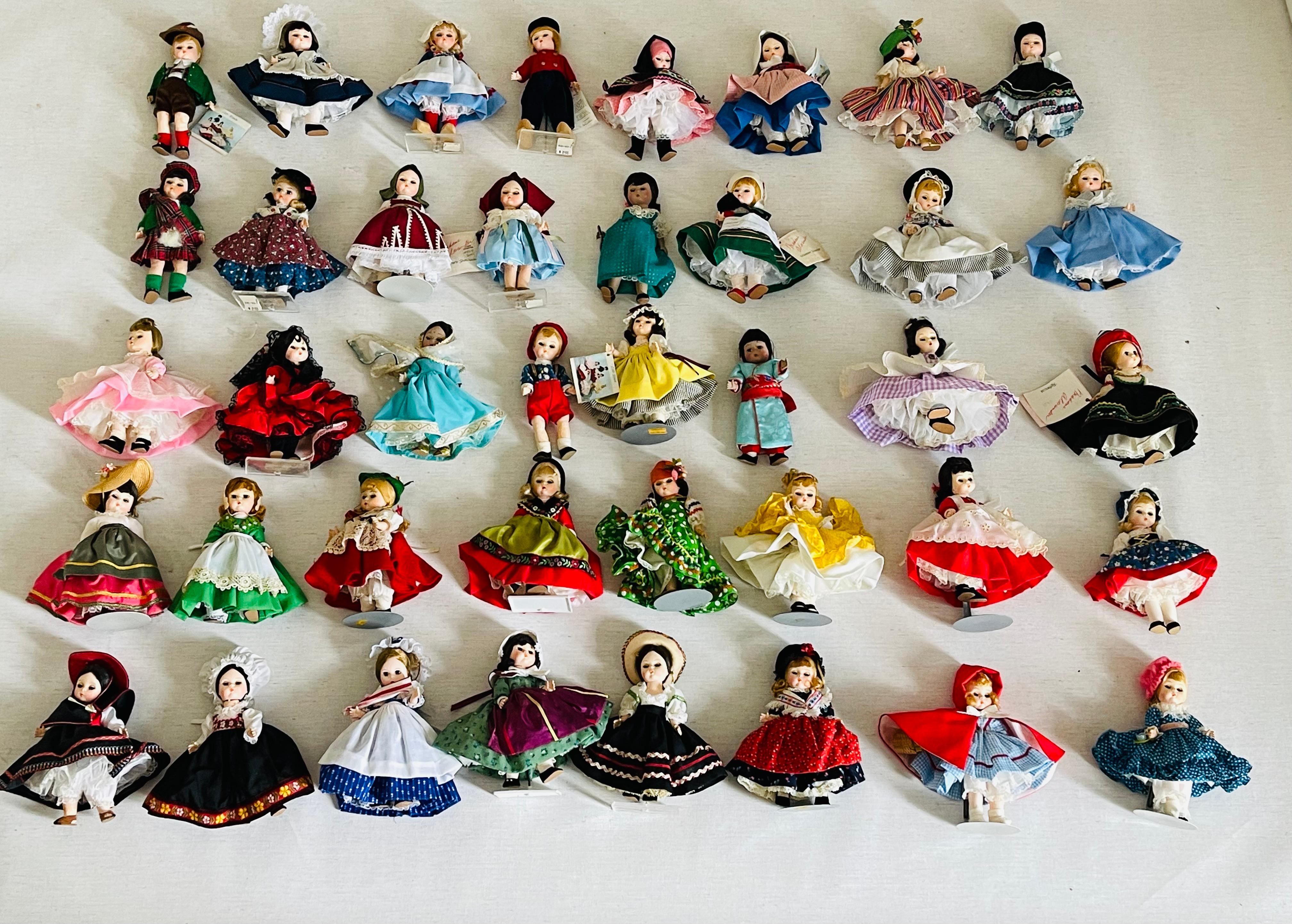 Splendida collezione di 40 bambole vintage Madame Alexander da 6 pollici in ottime condizioni con tutti gli accessori. 