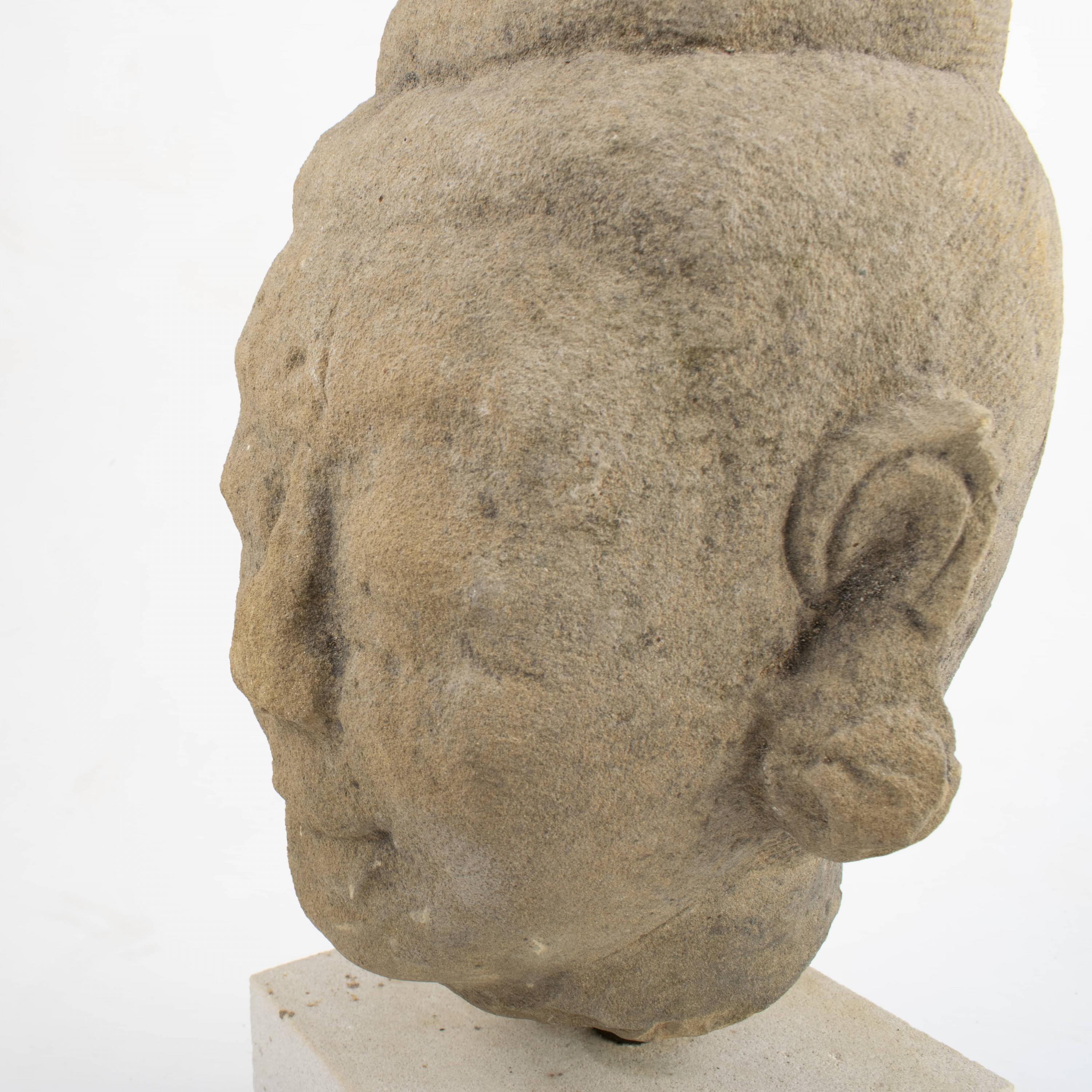 400-500 Jahre alter weiblicher Kopf  In Sandstein (Handgefertigt) im Angebot
