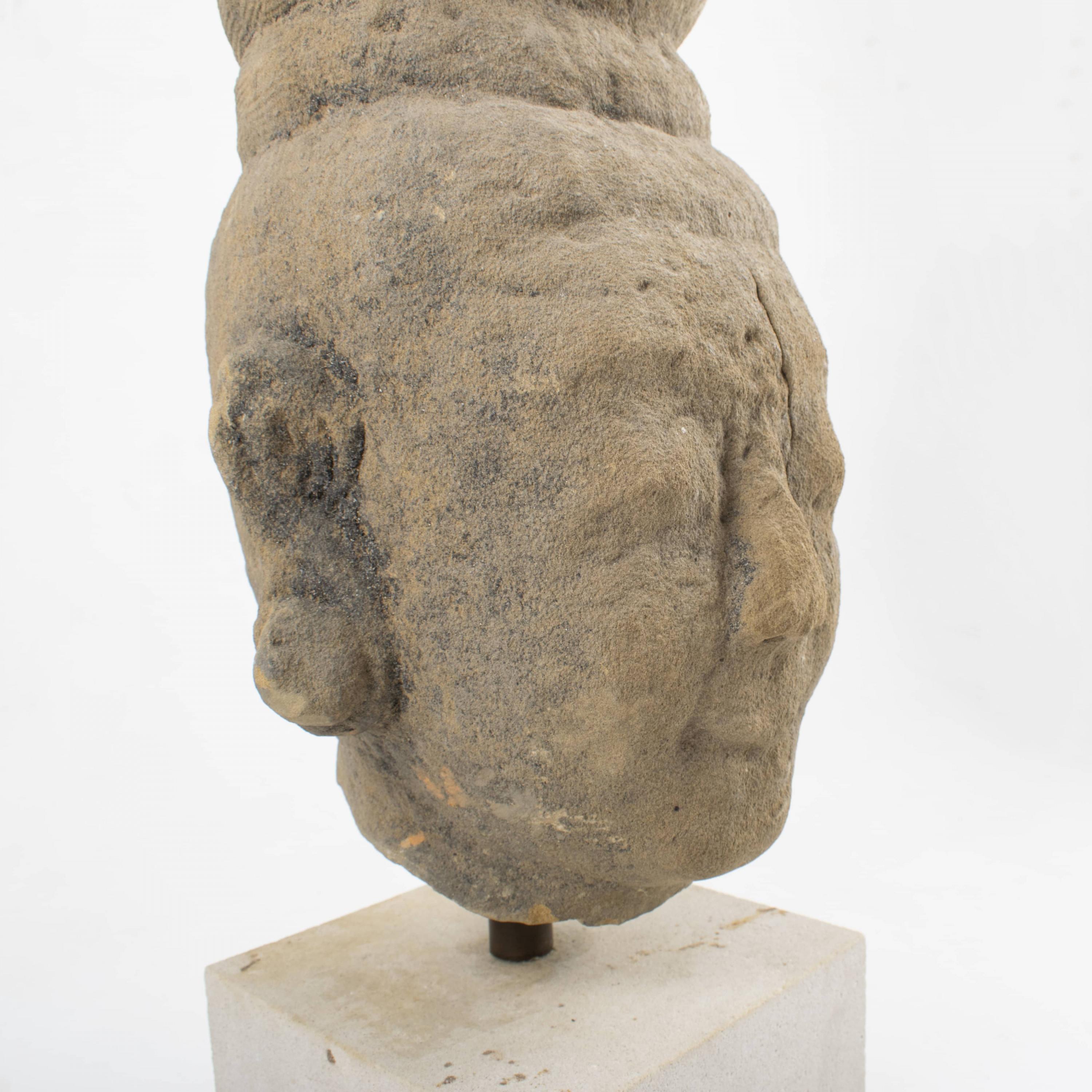 400-500 Jahre alter weiblicher Kopf  In Sandstein (Birmanisch) im Angebot