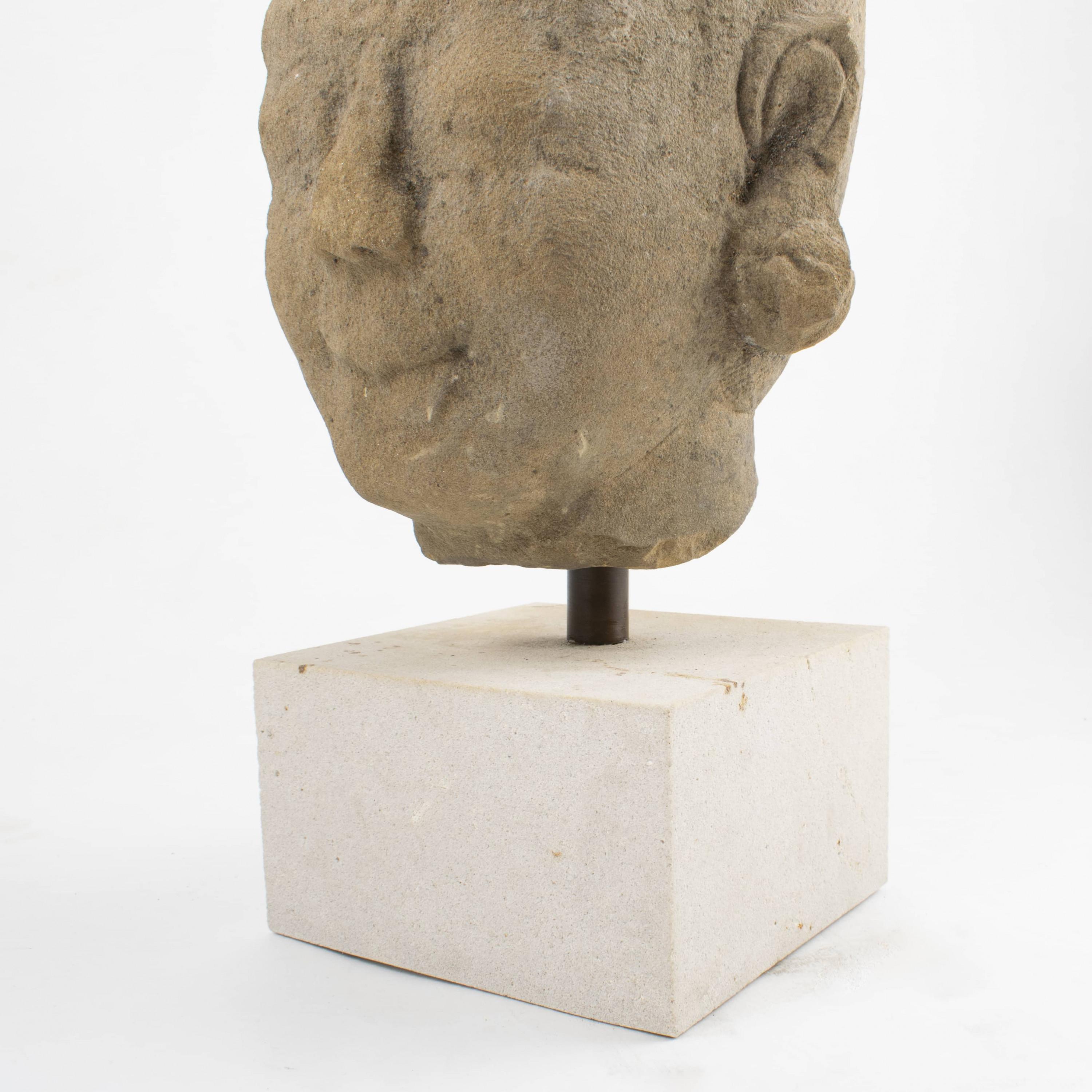 400-500 Jahre alter weiblicher Kopf  In Sandstein (18. Jahrhundert und früher) im Angebot
