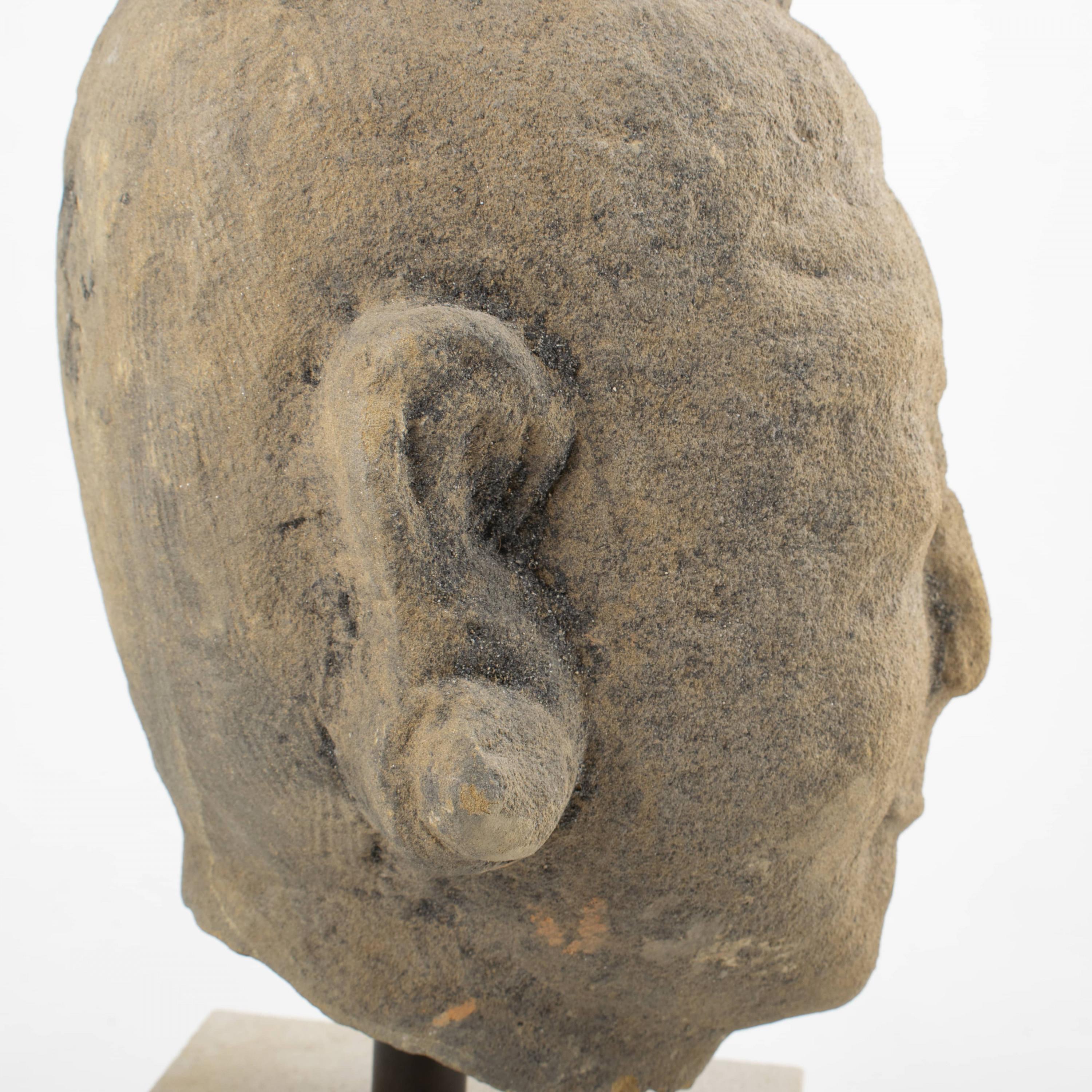 400-500 Year Old Excavated Female Head  In Sandstone For Sale 2