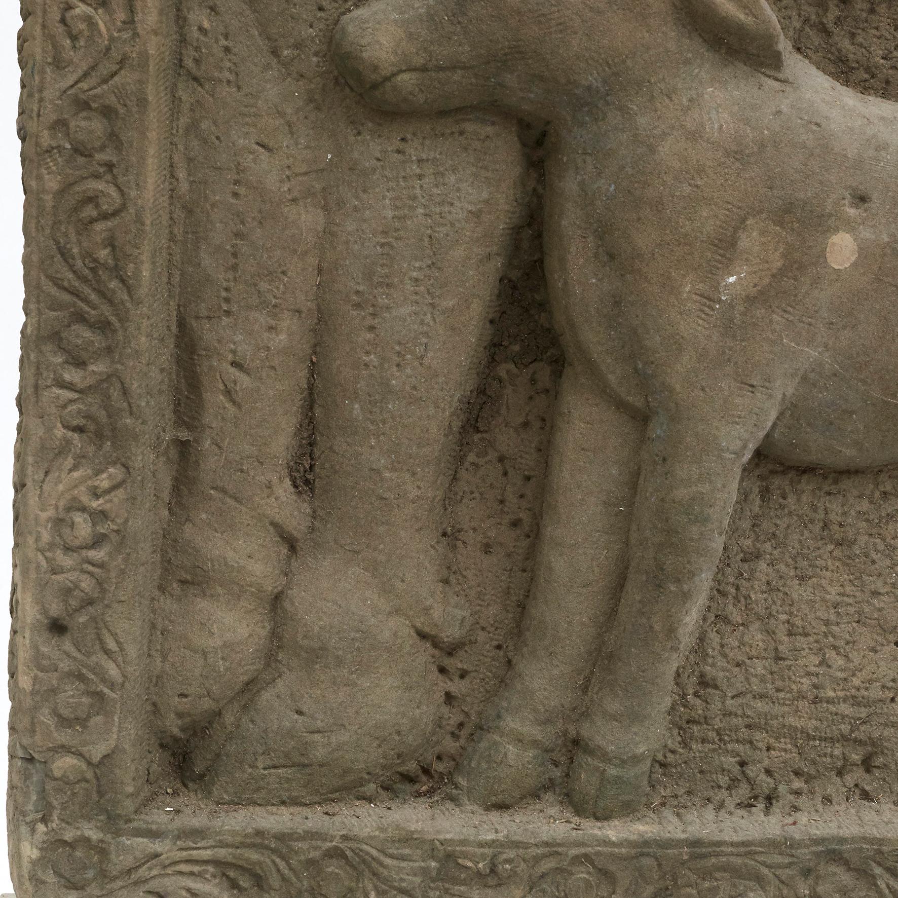 Escultura birmana de ternero tallada en arenisca de 400 - 600 años de antigüedad Tallado a mano en venta