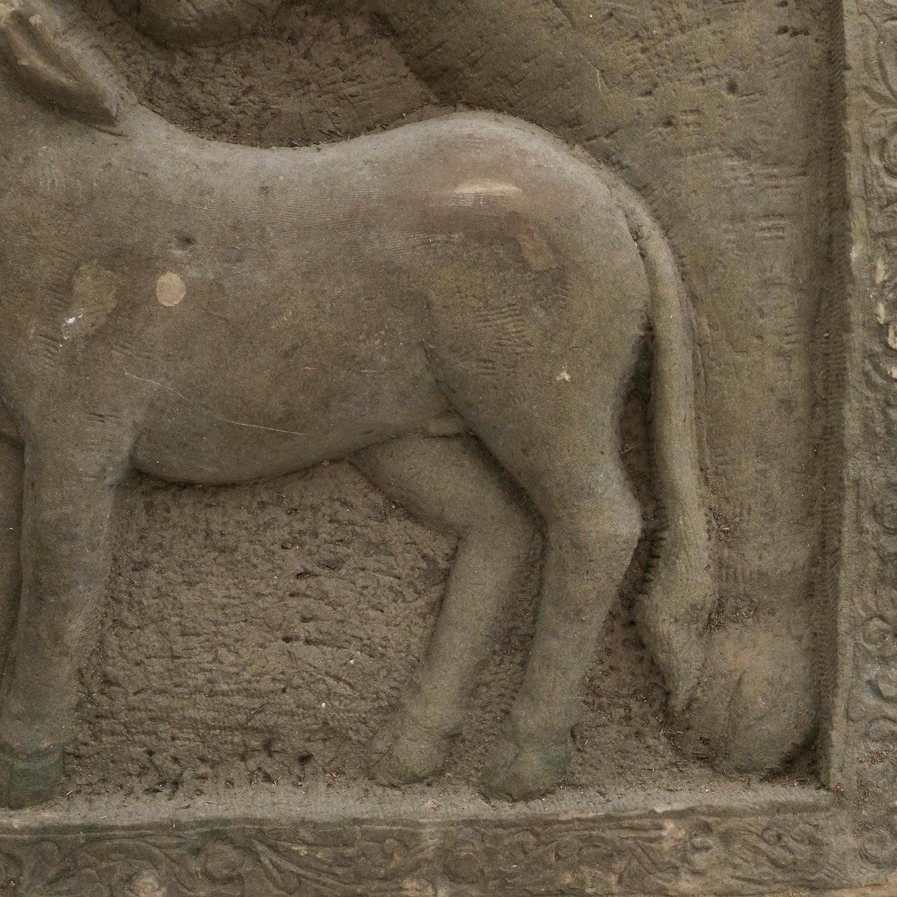 400- 600 Jahre alte burmesische geschnitzte Sandstein- Kalbsskulptur aus Kalbsleder (18. Jahrhundert und früher) im Angebot