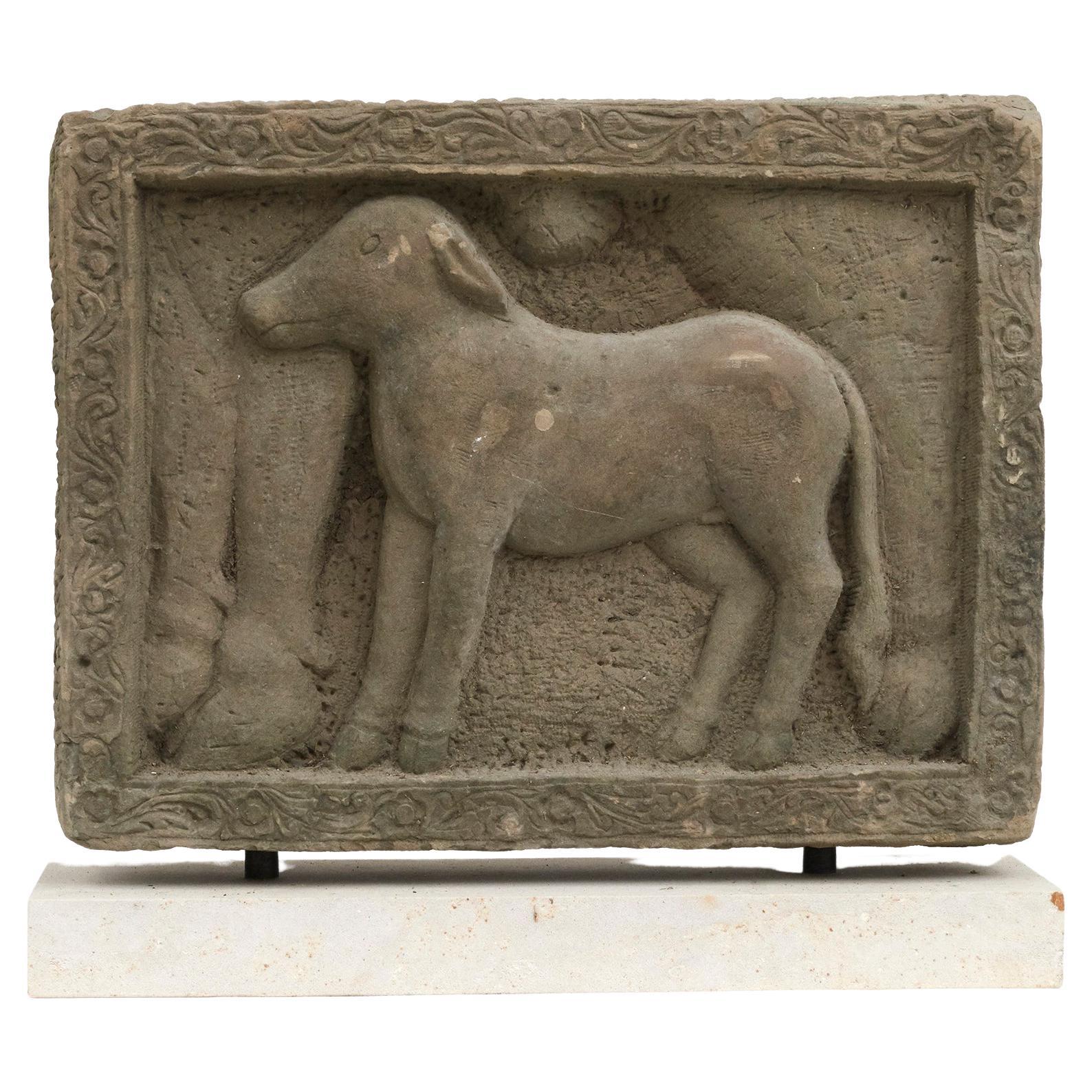400- 600 Jahre alte burmesische geschnitzte Sandstein- Kalbsskulptur aus Kalbsleder im Angebot