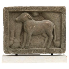 Scultura di vitello in pietra arenaria intagliata di 400-600 anni fa in Birmania