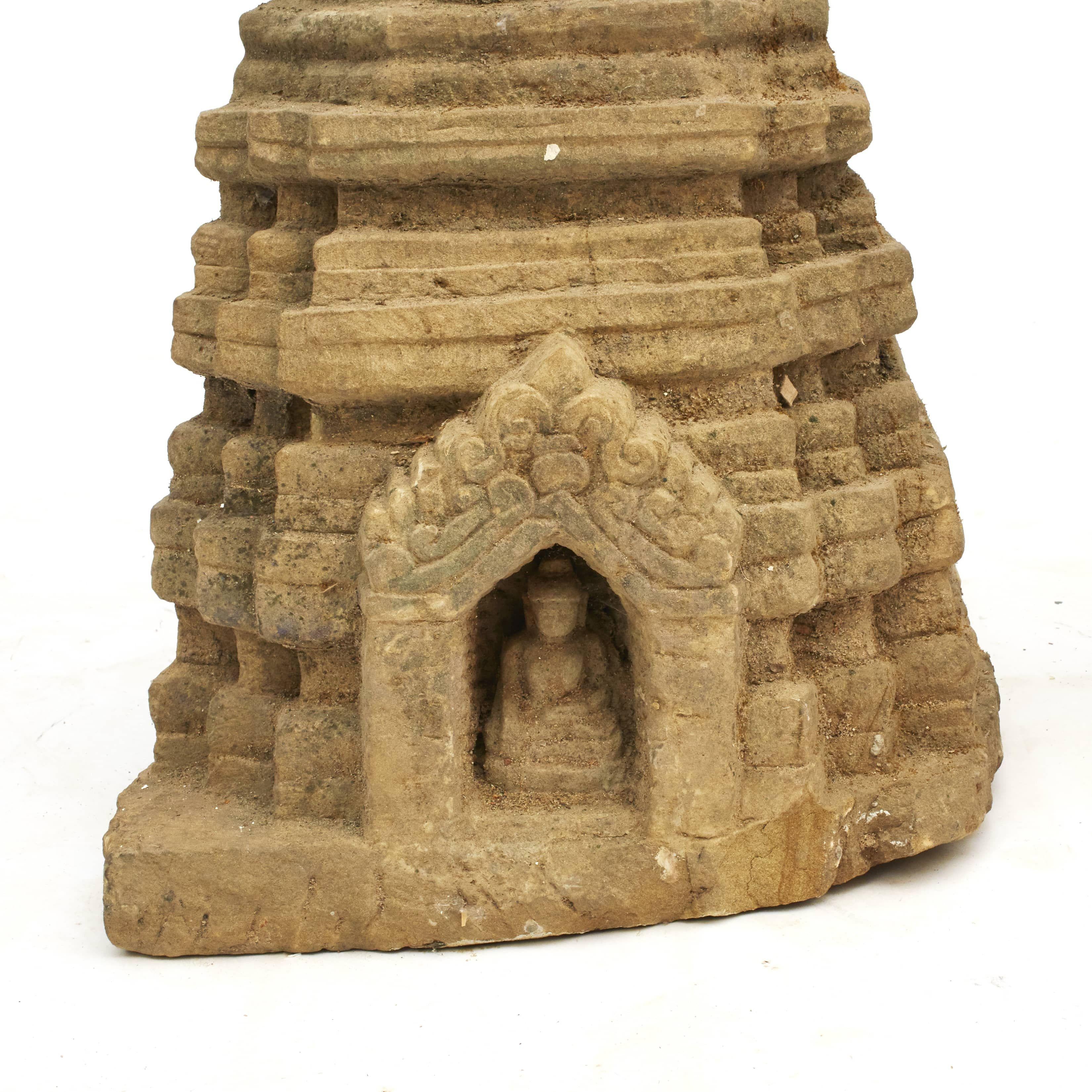 Sculpture pagode de Stupa en grès birman ancien de 400 à 600 ans en vente 1
