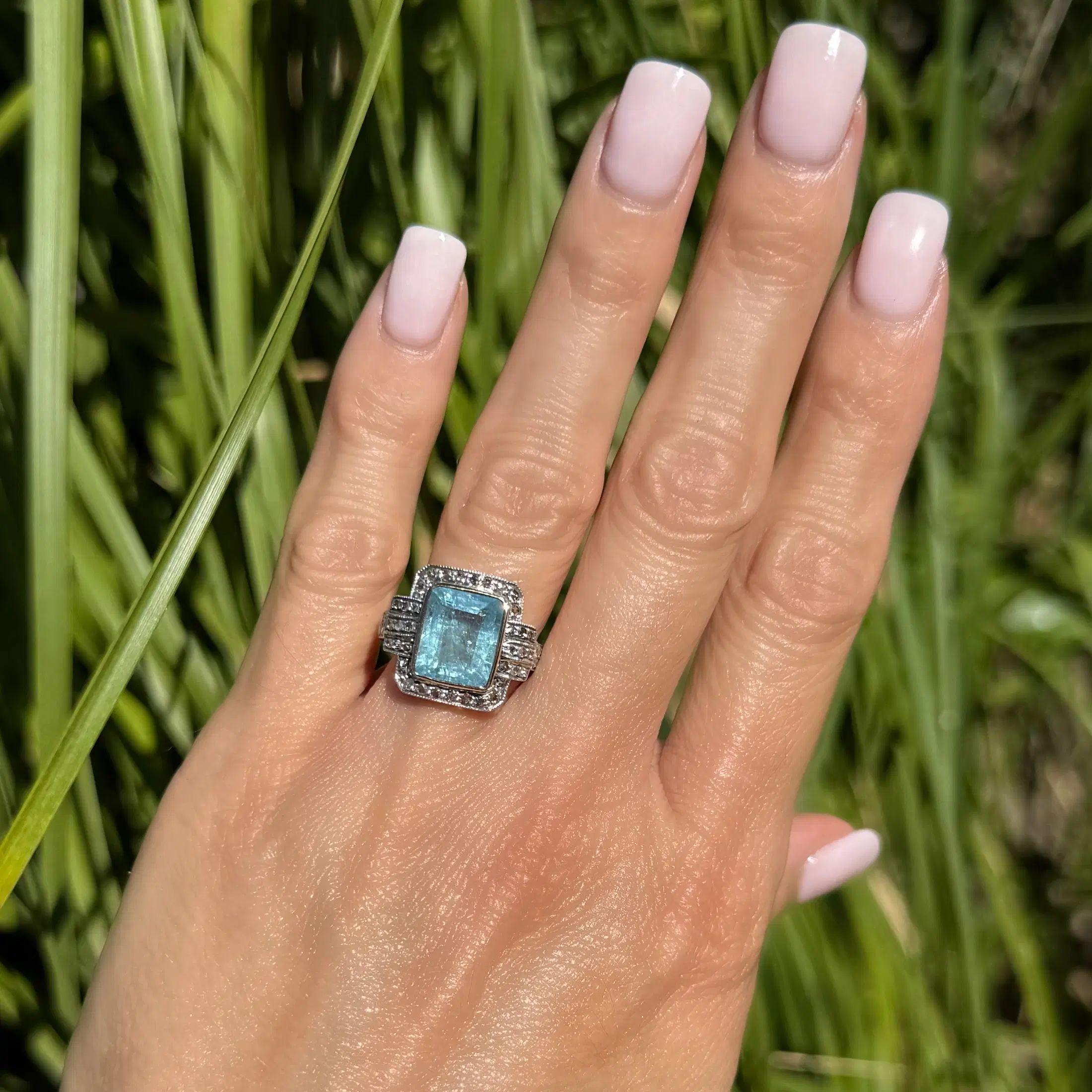 4.00 Carat Aquamarine and Diamond Gold Vintage Ring Modernista en venta