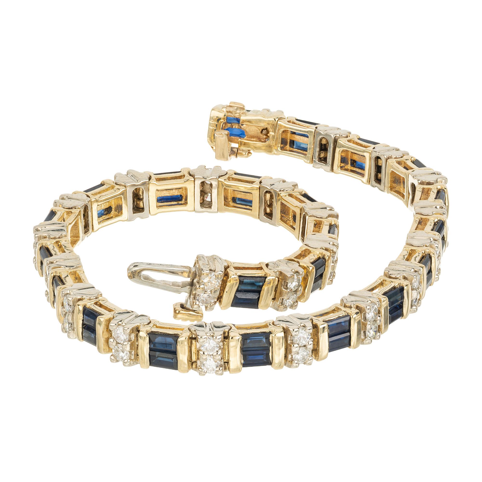 Bracelet de 7 pouces en saphir et diamant de 4.00ct. Serti de 44 saphirs baguette droits séparés par 44 diamants ronds de taille brillant en double sertissage. Les saphirs sont d'un bleu riche et profond, parfaitement associés à des diamants ronds