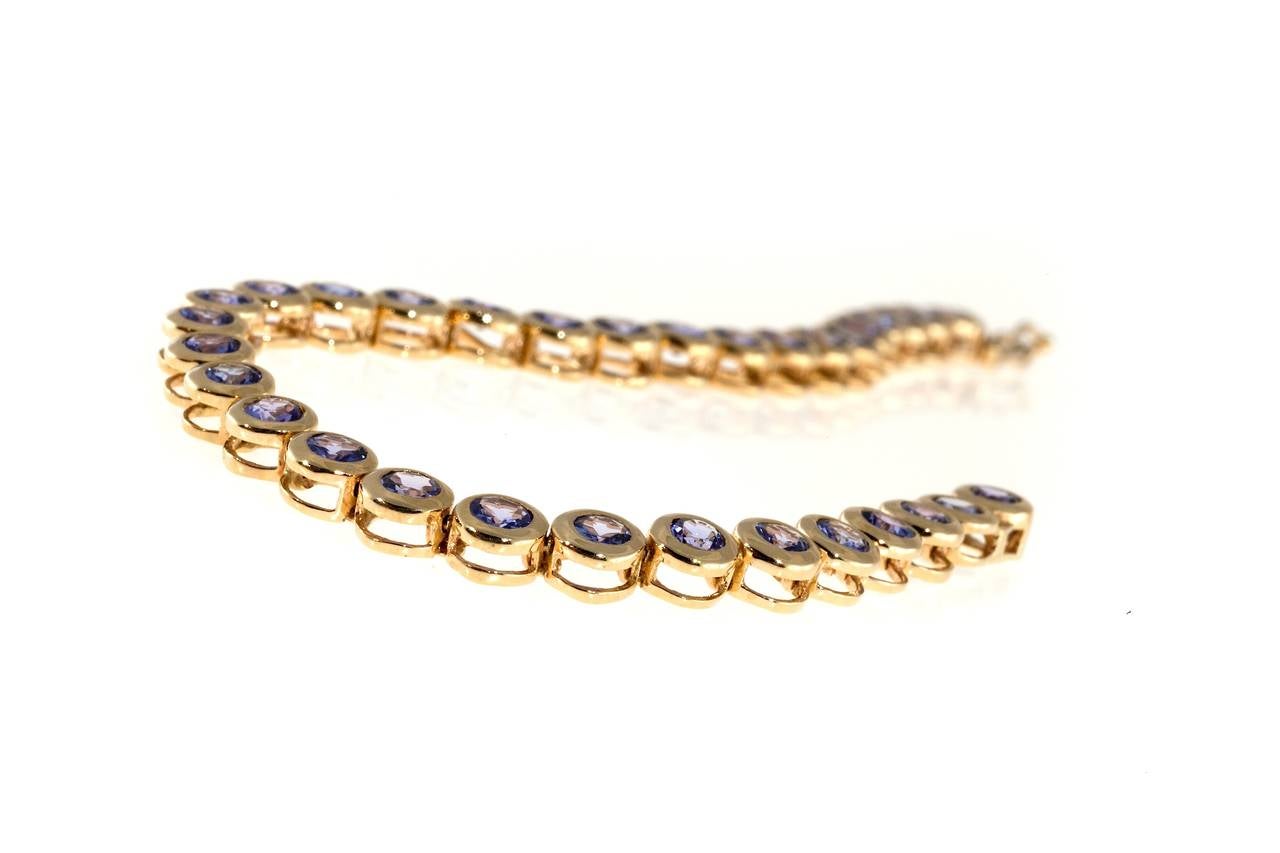 4.00 Carat Bezel Set Round Tanzanite Gold Bracelet Corte redondo en venta