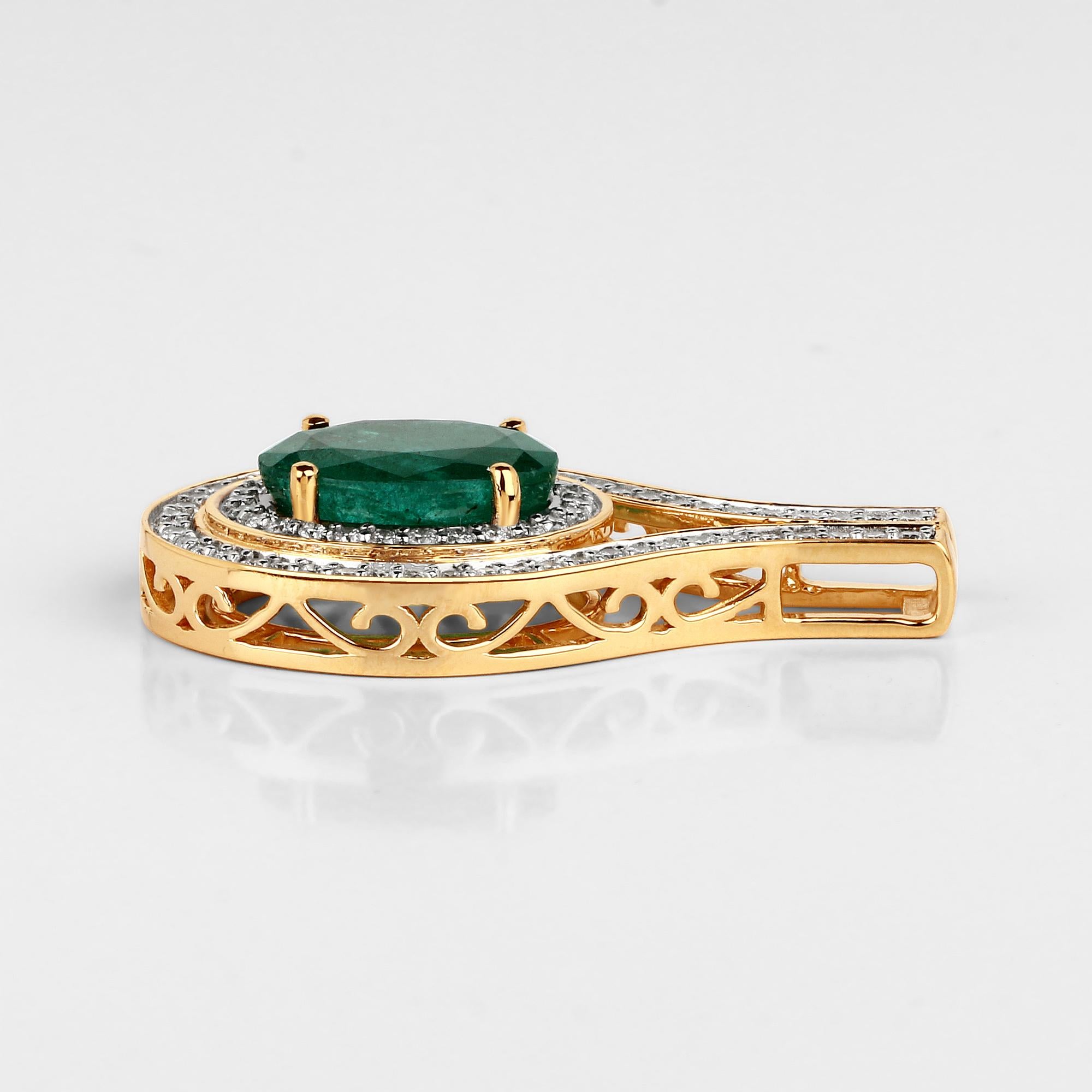 Contemporary 4.00 Carat Brazilian Emerald and White Diamond 18 Karat Yellow Gold Pendant For Sale