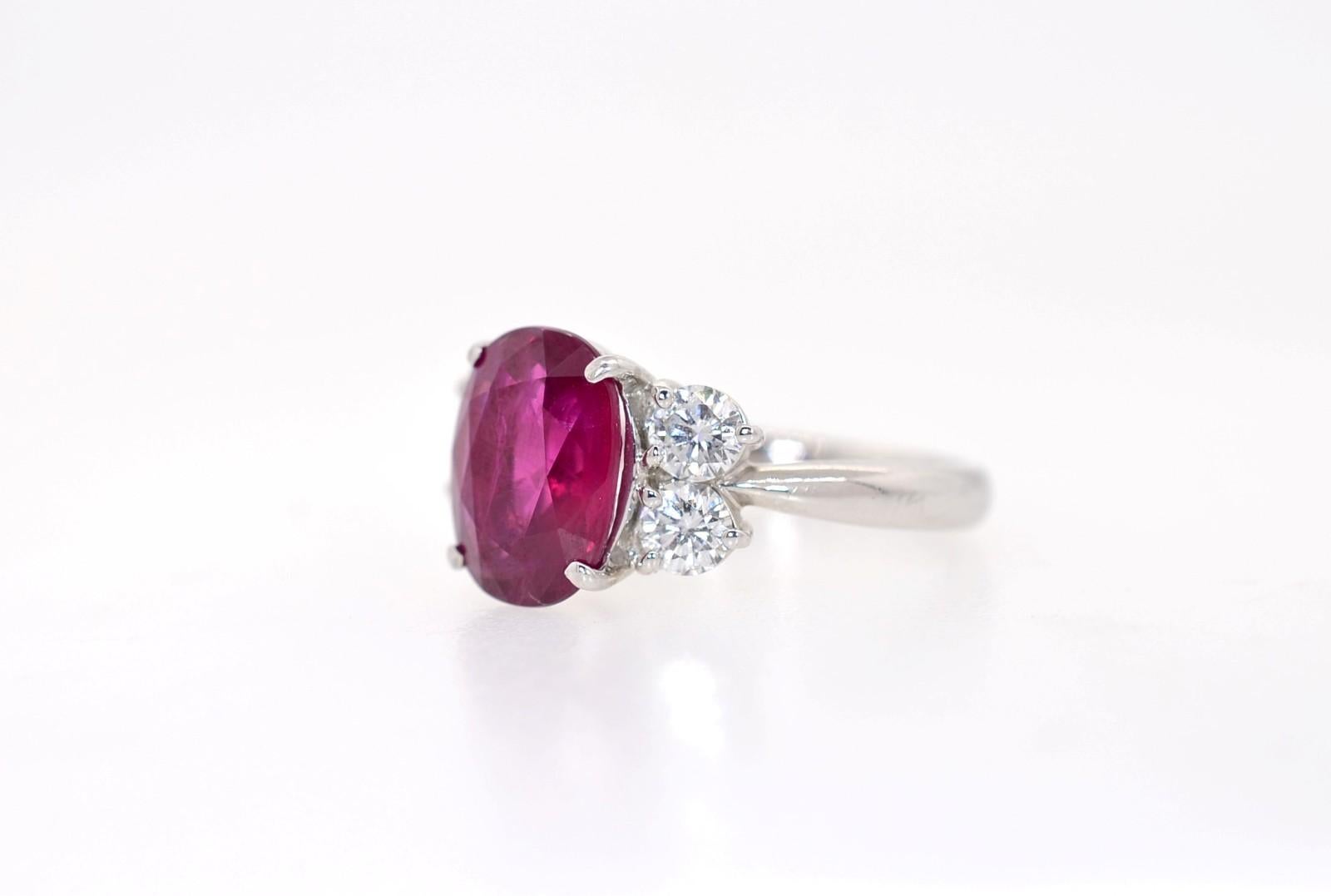 4.00 Carat Burma Ruby & Diamond Ring In Good Condition For Sale In Beverly Hills, CA