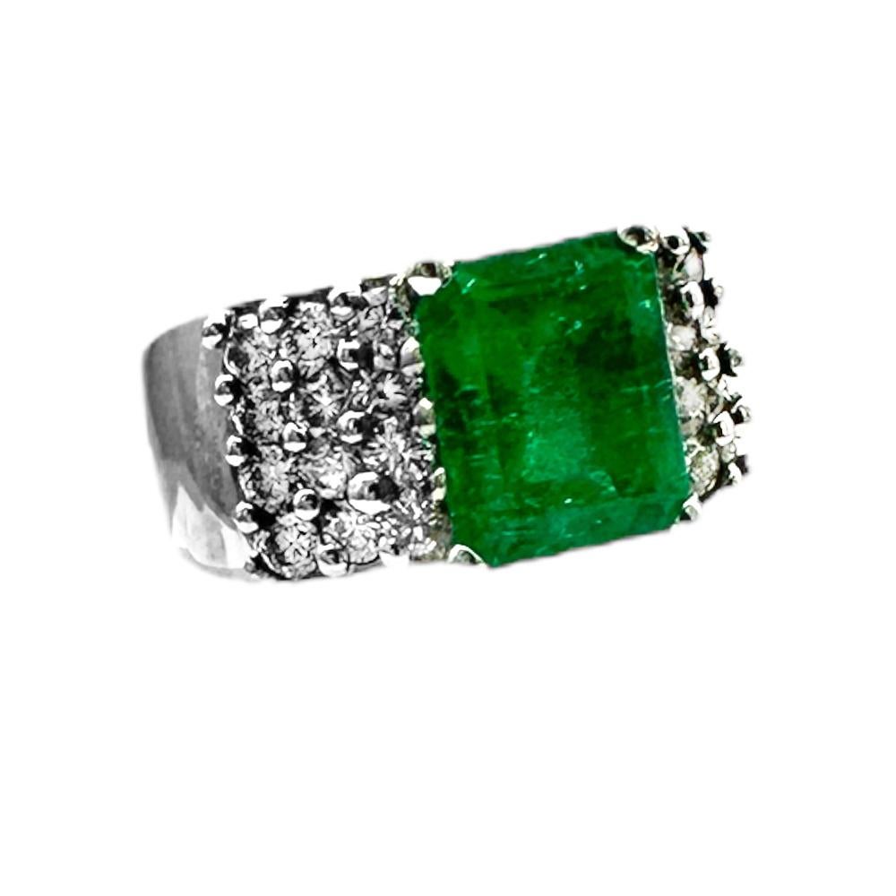 Contemporary 4.00 Carat Colombian Emerald and Diamond Ring 18kt. White Gold VS Quality For Sale