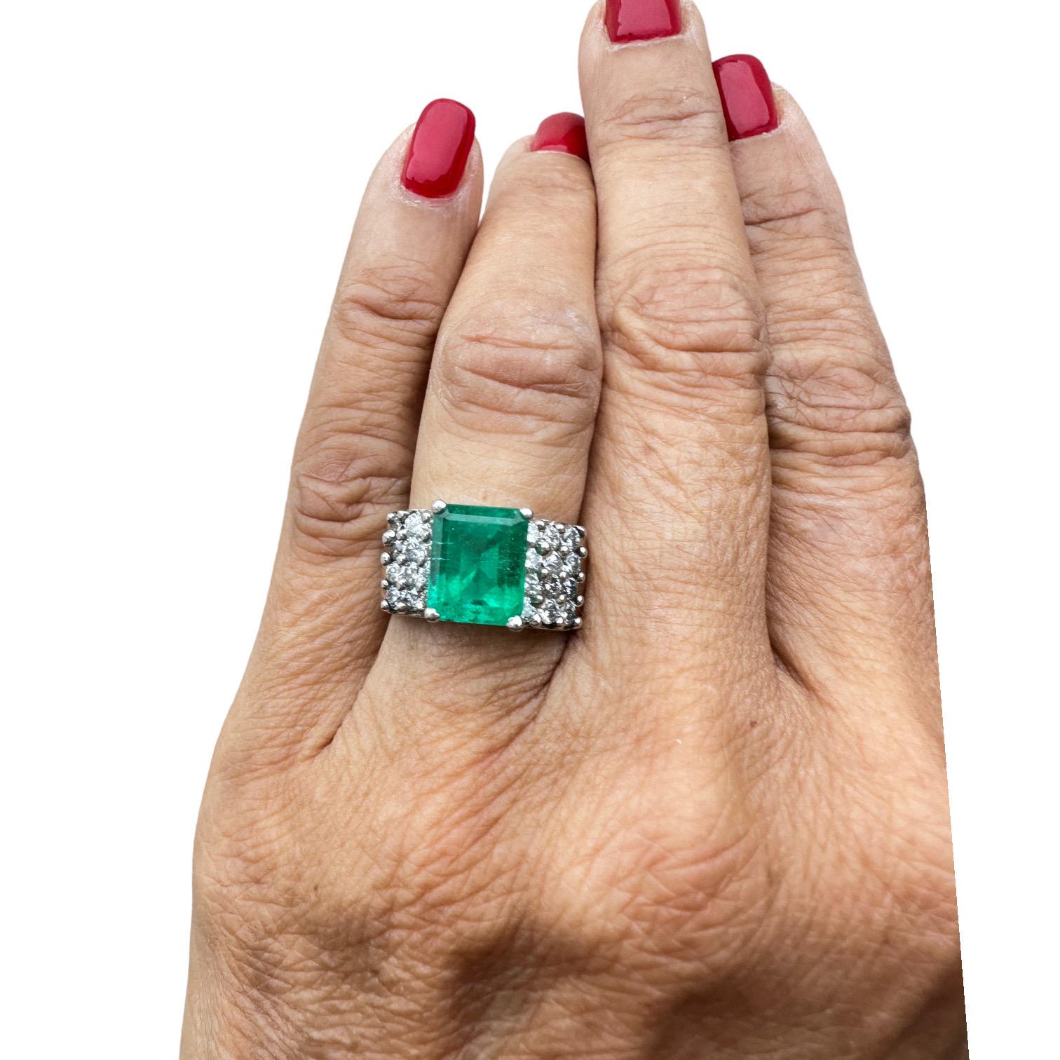 Emerald Cut 4.00 Carat Colombian Emerald and Diamond Ring 18kt. White Gold VS Quality For Sale