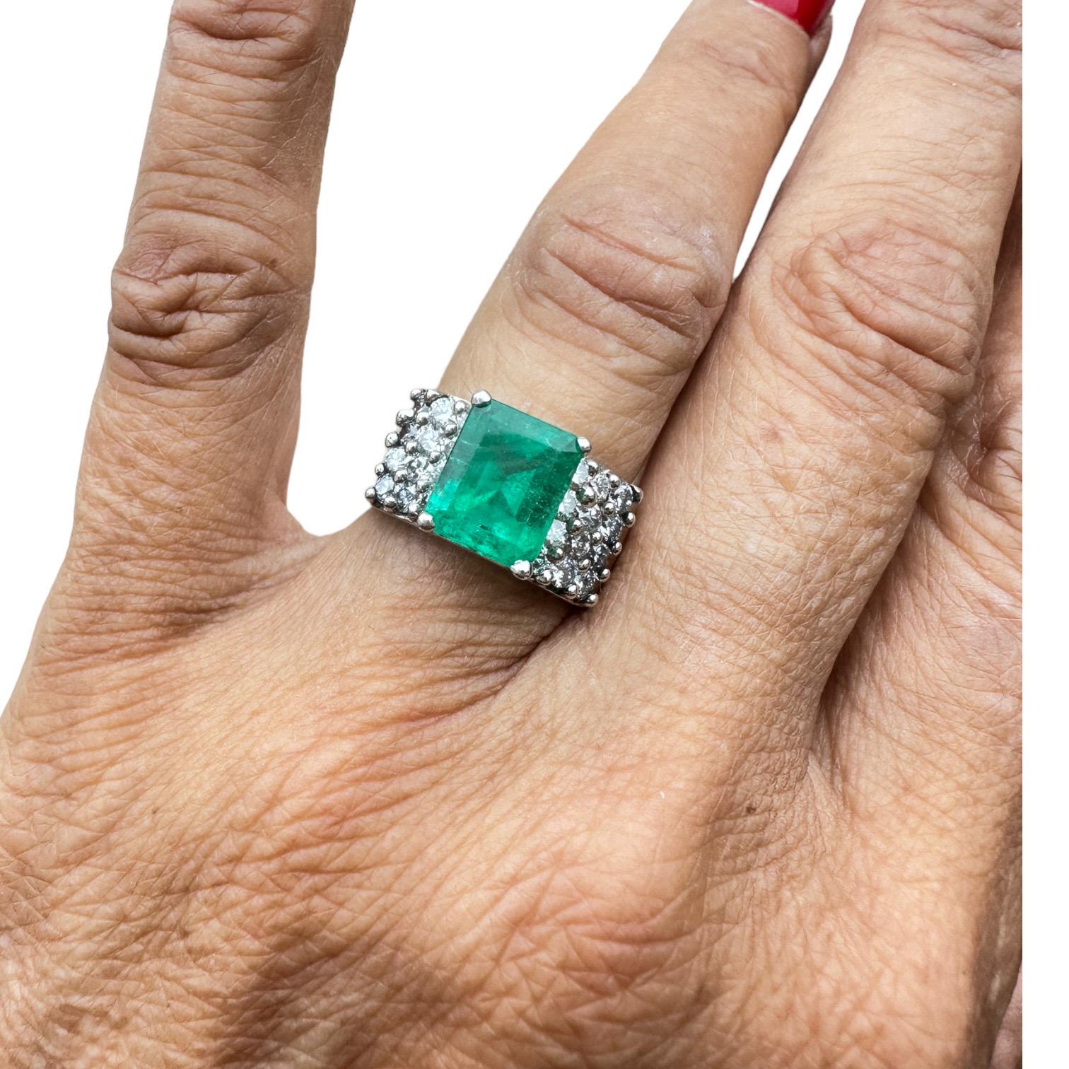 4.00 Carat Colombian Emerald and Diamond Ring 18kt. White Gold VS Quality In Good Condition For Sale In Laguna Hills, CA