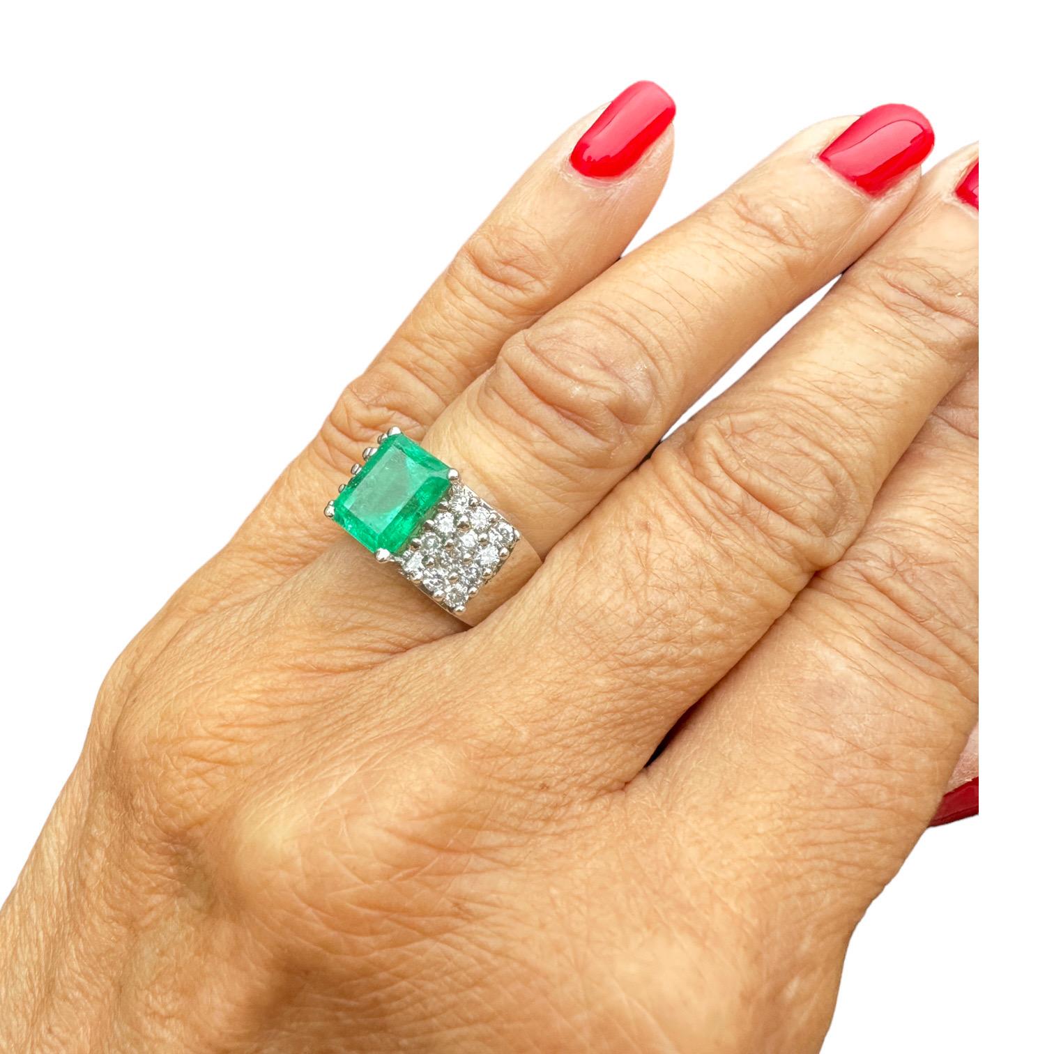 Women's or Men's 4.00 Carat Colombian Emerald and Diamond Ring 18kt. White Gold VS Quality For Sale