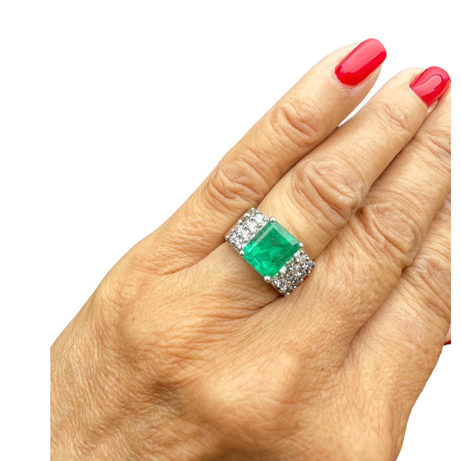 4.00 Carat Colombian Emerald and Diamond Ring 18kt. White Gold VS Quality For Sale 1