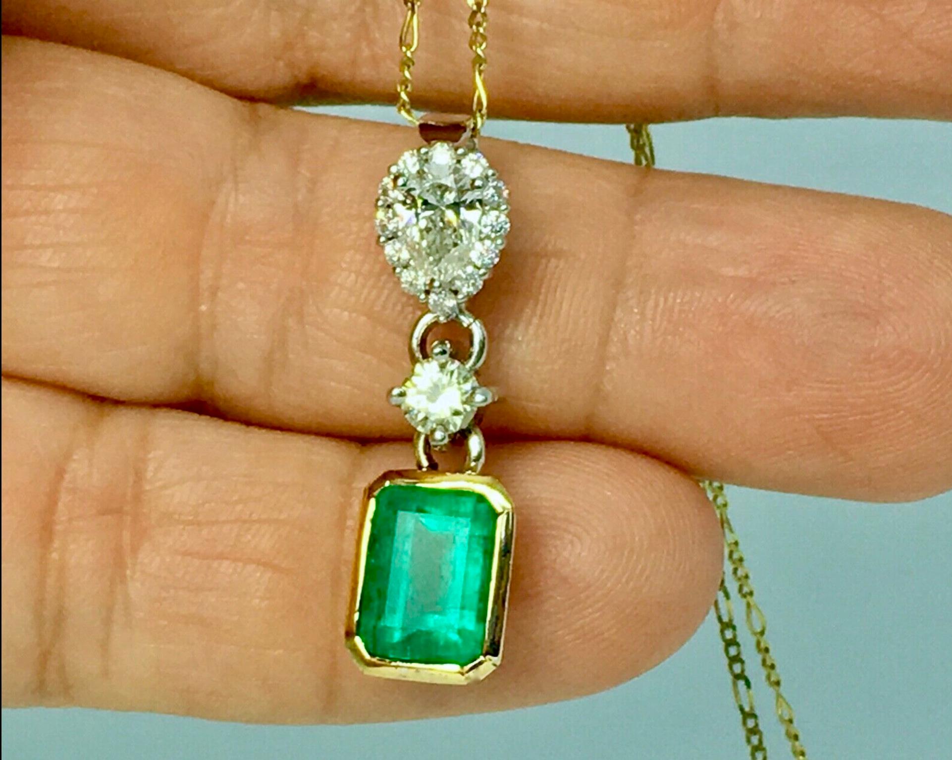 4.00 Carat Natural Emerald and Diamond Pendant 18 Karat Gold For Sale 1
